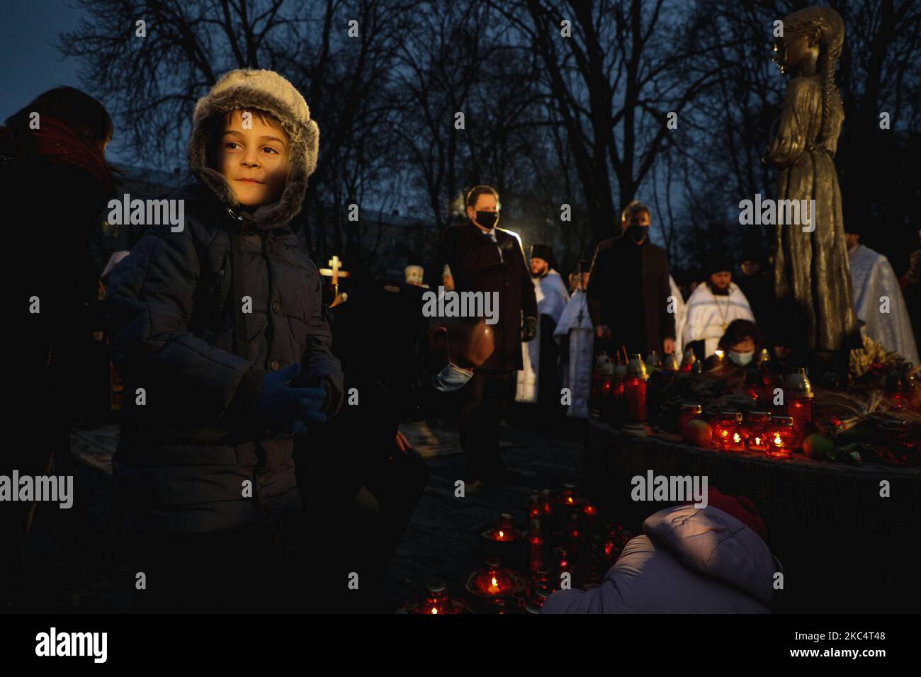 Les gens posent des bouquets d'oreilles ang arrowwood au mémorial des victimes de la grande famine lors du rallye de deuil à Kiev, Ukraine, 28 novembre 2020.Ukraine honore la mémoire des victimes des famines et de la grande famine (Holodomor) de 1932 – 1933 quand 4,5 millions d'Ukrainiens, dont 600 000 enfants à naître, Ont été affamés de mort par le régime soviétique sous Joseph Staline. (Photo par Sergii Kharchenko/NurPhoto) Banque D'Images