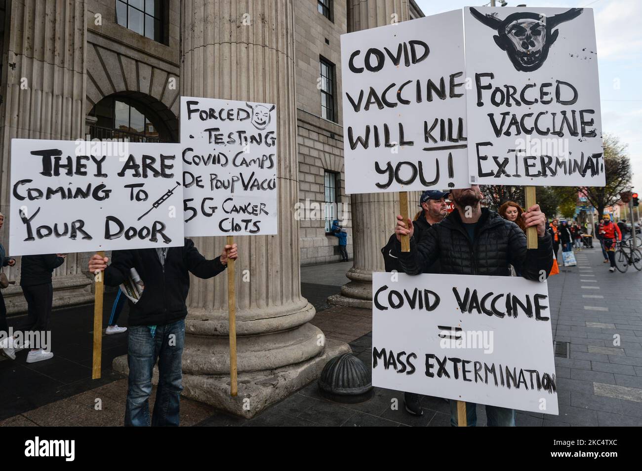 Des activistes anti-verrouillage lors d'un « Rosary Rally » à l'extérieur de l'GPO sur O'Connell Street, le 39 jour de l'enfermement national de niveau 5. Samedi, 28 novembre 2020, à Dublin, Irlande. (Photo par Artur Widak/NurPhoto) Banque D'Images