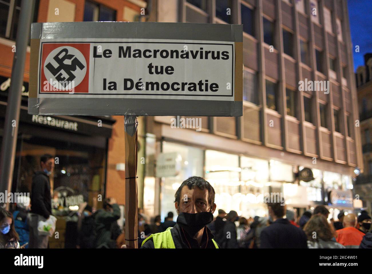 Un homme tient un écriteau indiquant « le virus de l'acronyme tue la démocratie ». Plus de 5000 manifestants ont manifesté pour la 4th fois pour protester contre le projet de loi sur la « loi sur la sécurité mondiale » promu par le président français Macron et sa majorité. Le projet de loi sur la "loi mondiale sur la sécurité" interdonnera également à quiconque de photographier ou de filmer des membres de la police s'il n'est pas bafoué : les transgresseurs pourraient être condamnés jusqu'à un an de prison et une amende de €45,000 ans. Le projet de loi prévoit également de généraliser la reconnaissance faciale dans les espaces publics comme en Chine.le défenseur français des droits, la Commission nationale française des droits de l'homme (organes administratifs) Banque D'Images