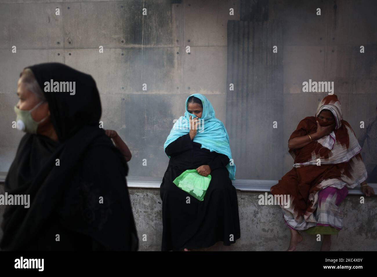 Une femme tente de couvrir son nez avec un chiffon pour se débarrasser des pesticides qui pulvérisent pour tuer des moustiques à Dhaka, au Bangladesh, dimanche, au 29 novembre 2020. (Photo de Syed Mahamudur Rahman/NurPhoto) Banque D'Images Une femme tente de couvrir son nez avec un chiffon pour se débarrasser des pesticides qui pulvérisent pour tuer des moustiques à Dhaka, au Bangladesh, dimanche, au 29 novembre 2020. (Photo de Syed Mahamudur Rahman/NurPhoto) Banque D'Images