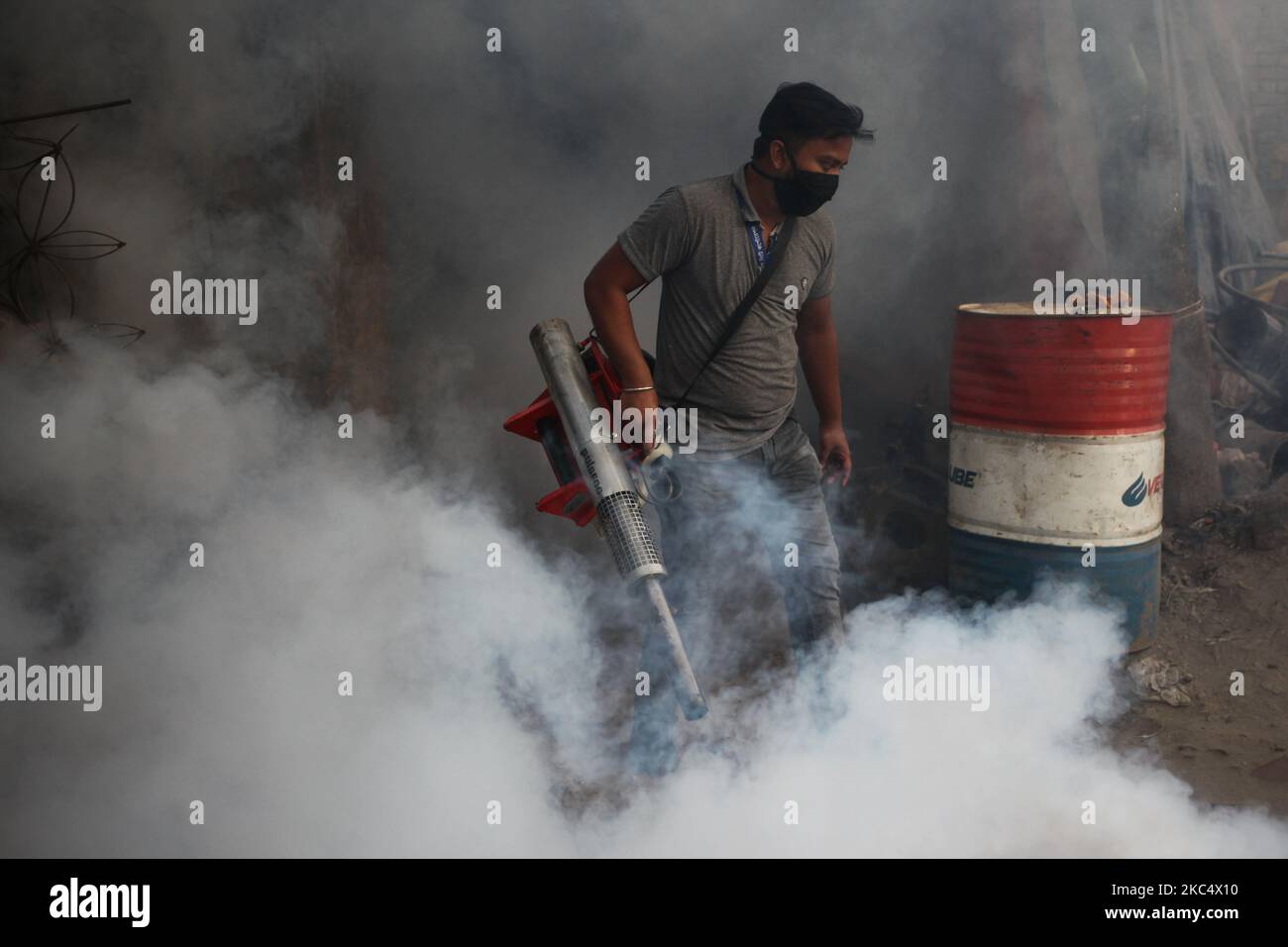 Un travailleur pulvérise des pesticides en plus d'une aire de jeux pour enfants pour tuer des moustiques dimanche à Dhaka, au Bangladesh, au 29 novembre 2020. (Photo de Syed Mahamudur Rahman/NurPhoto) Banque D'Images Un travailleur pulvérise des pesticides en plus d'une aire de jeux pour enfants pour tuer des moustiques dimanche à Dhaka, au Bangladesh, au 29 novembre 2020. (Photo de Syed Mahamudur Rahman/NurPhoto) Banque D'Images
