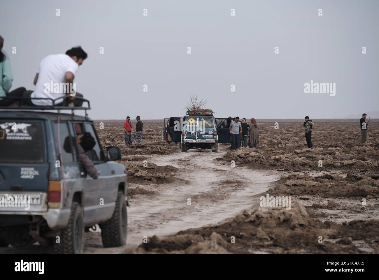 Les jeunes iraniens et leurs véhicules dans une zone du désert de Dagh-Sorkh dans le comté d'Ardestan dans la province d'Ispahan à environ 450km (280 miles) au sud de Téhéran pendant des vacances dans le cadre de la nouvelle maladie du coronavirus (COVID-19) en Iran sur 27 novembre 2020. Les jeunes et les familles ont voyagé pour passer leurs vacances dans un endroit loin de la capitale car ils étaient fatigués de vivre en quarantaine, tandis que l'Iran a envisagé un confinement total de deux semaines pour contrôler le COVID-19 et son nombre de morts et de flambées dans 150 villes. (Photo de Morteza Nikoubazl/NurPhoto) Banque D'Images