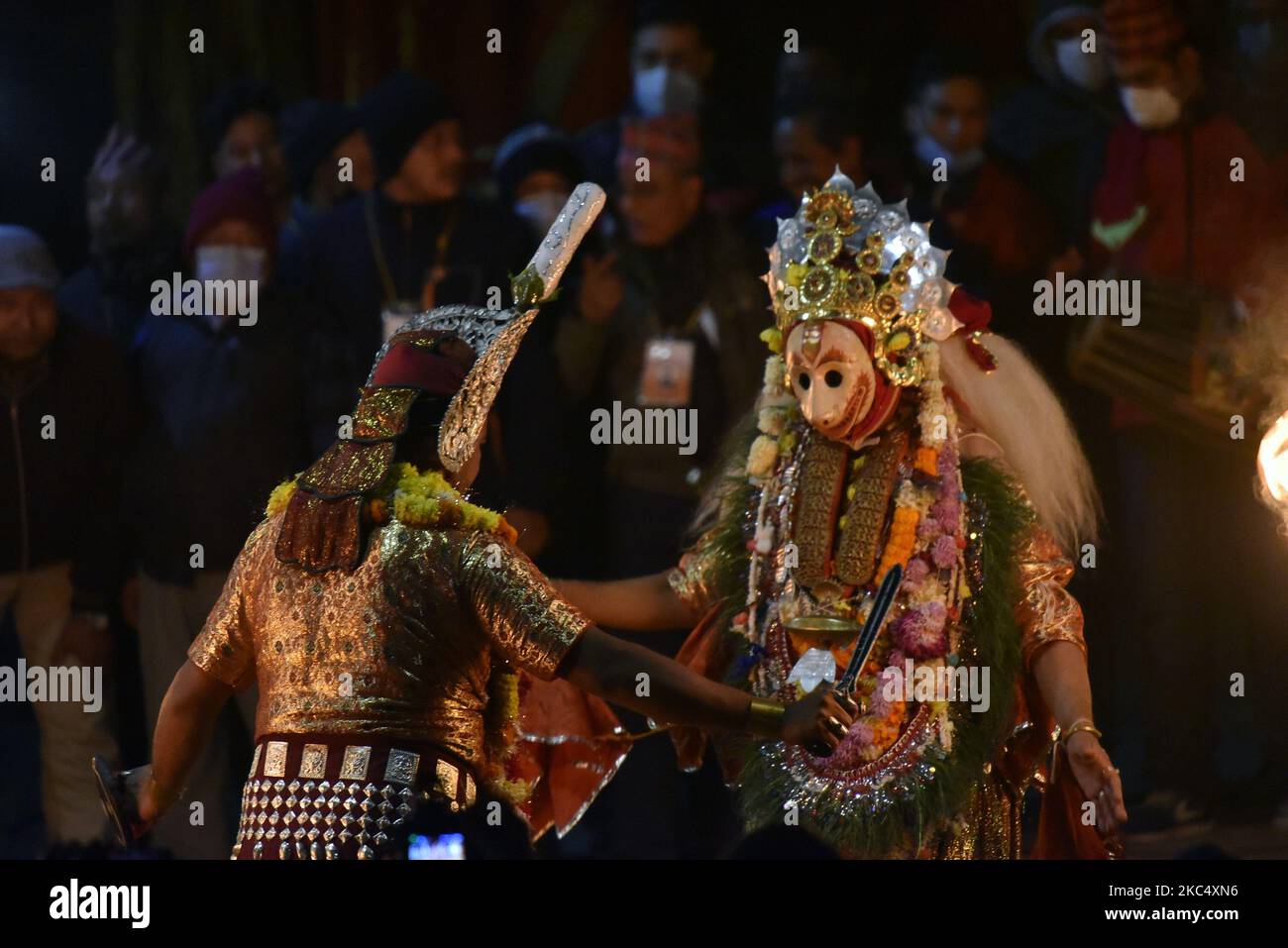 Un artiste népalais habillé comme le Seigneur Narsimha combat avec le puissant roi démon Hiranyakashipu pendant le festival Kartik Naach à la place Patan Durbar, Lalitpur, Népal dimanche, 29 novembre 2020. Kartik Naach est une pièce musicale de danse qui se produit chaque année à Kartik Dabali, place Patan Durbar. (Photo de Narayan Maharajan/NurPhoto) Banque D'Images
