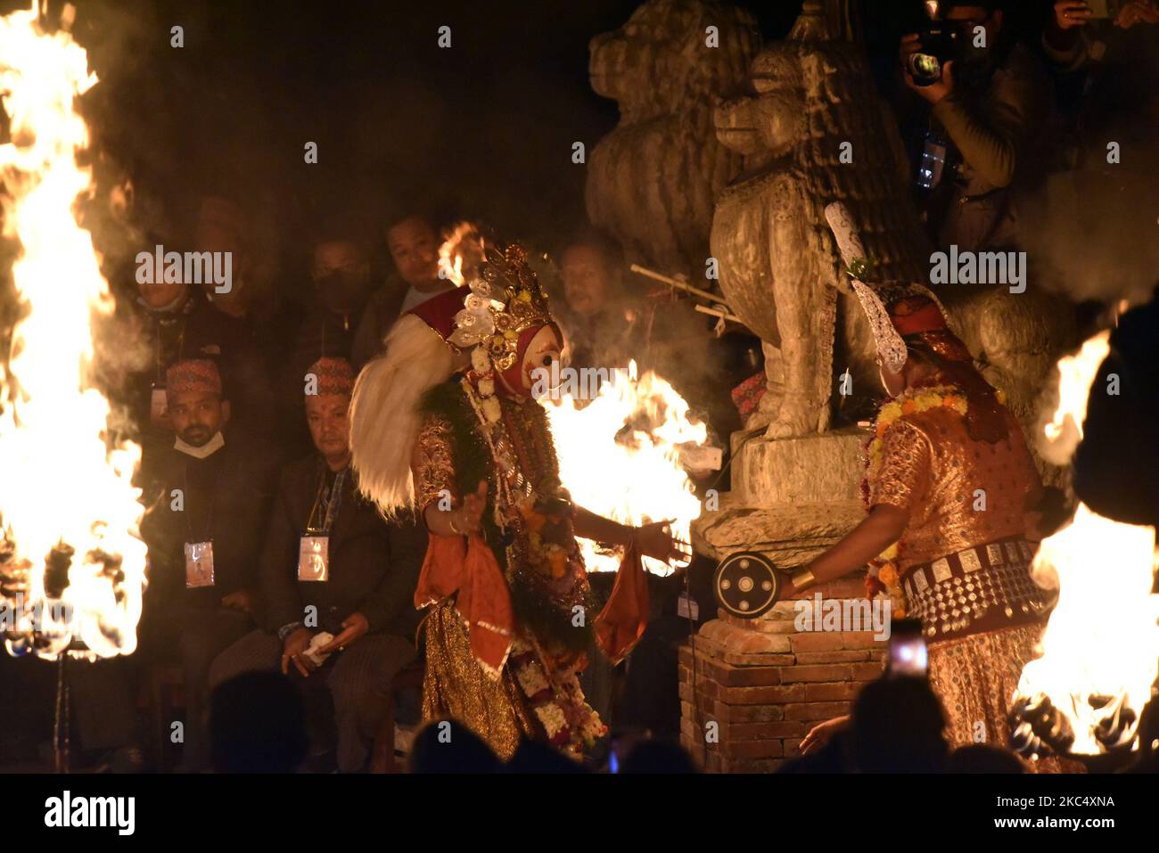 Un artiste népalais habillé comme le Seigneur Narsimha combat avec le puissant roi démon Hiranyakashipu pendant le festival Kartik Naach à la place Patan Durbar, Lalitpur, Népal dimanche, 29 novembre 2020. Kartik Naach est une pièce musicale de danse qui se produit chaque année à Kartik Dabali, place Patan Durbar. (Photo de Narayan Maharajan/NurPhoto) Banque D'Images