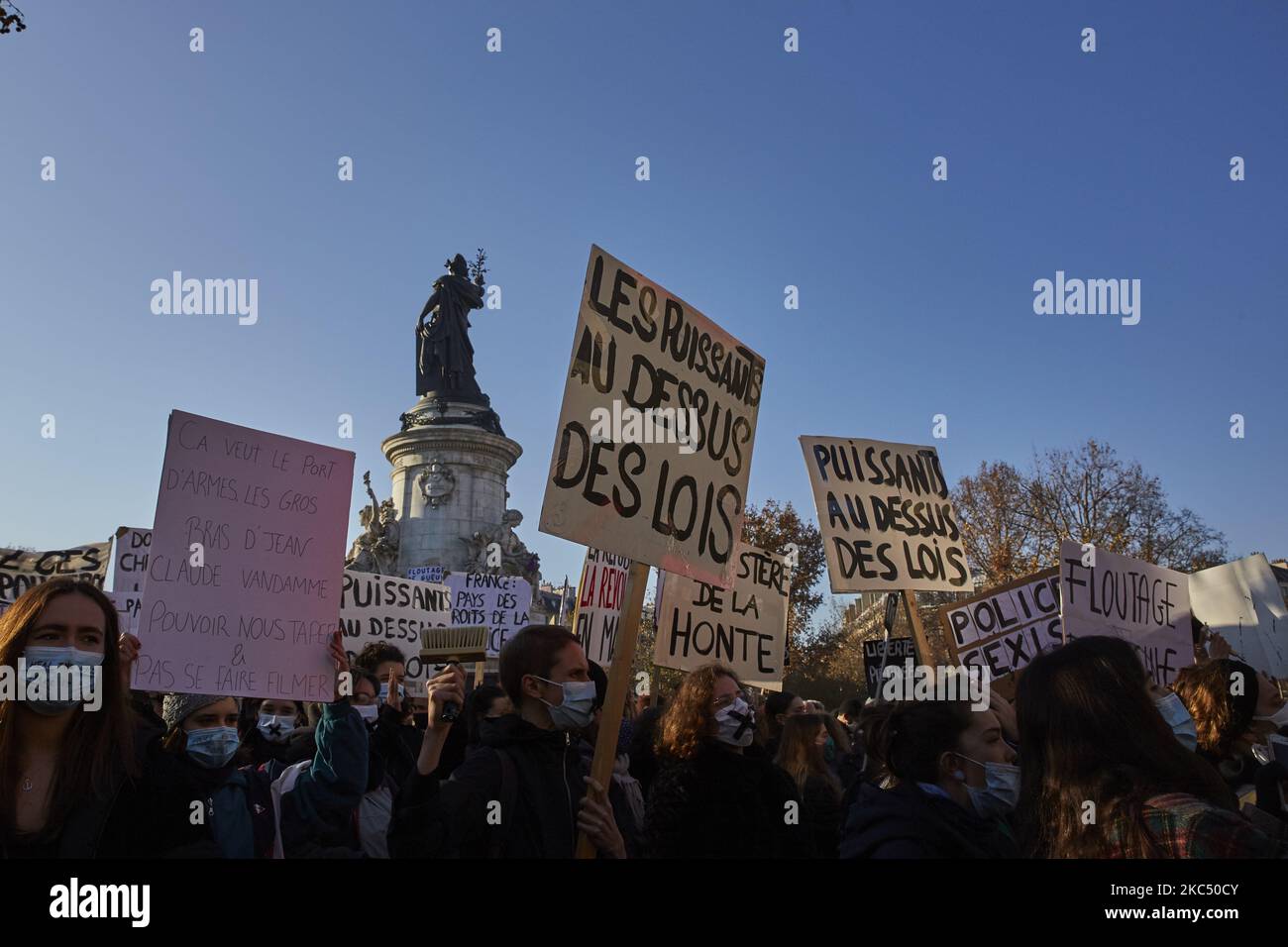 Des gens à Paris sur 28 novembre 2020 lors d'une protestation contre le projet de loi « sécurité mondiale », que l'article 24 criminaliserait la publication d'images d'officiers de police en service dans l'intention de nuire à leur « intégrité physique ou psychologique ». (Photo par Adnan Farzat/NurPhoto) Banque D'Images