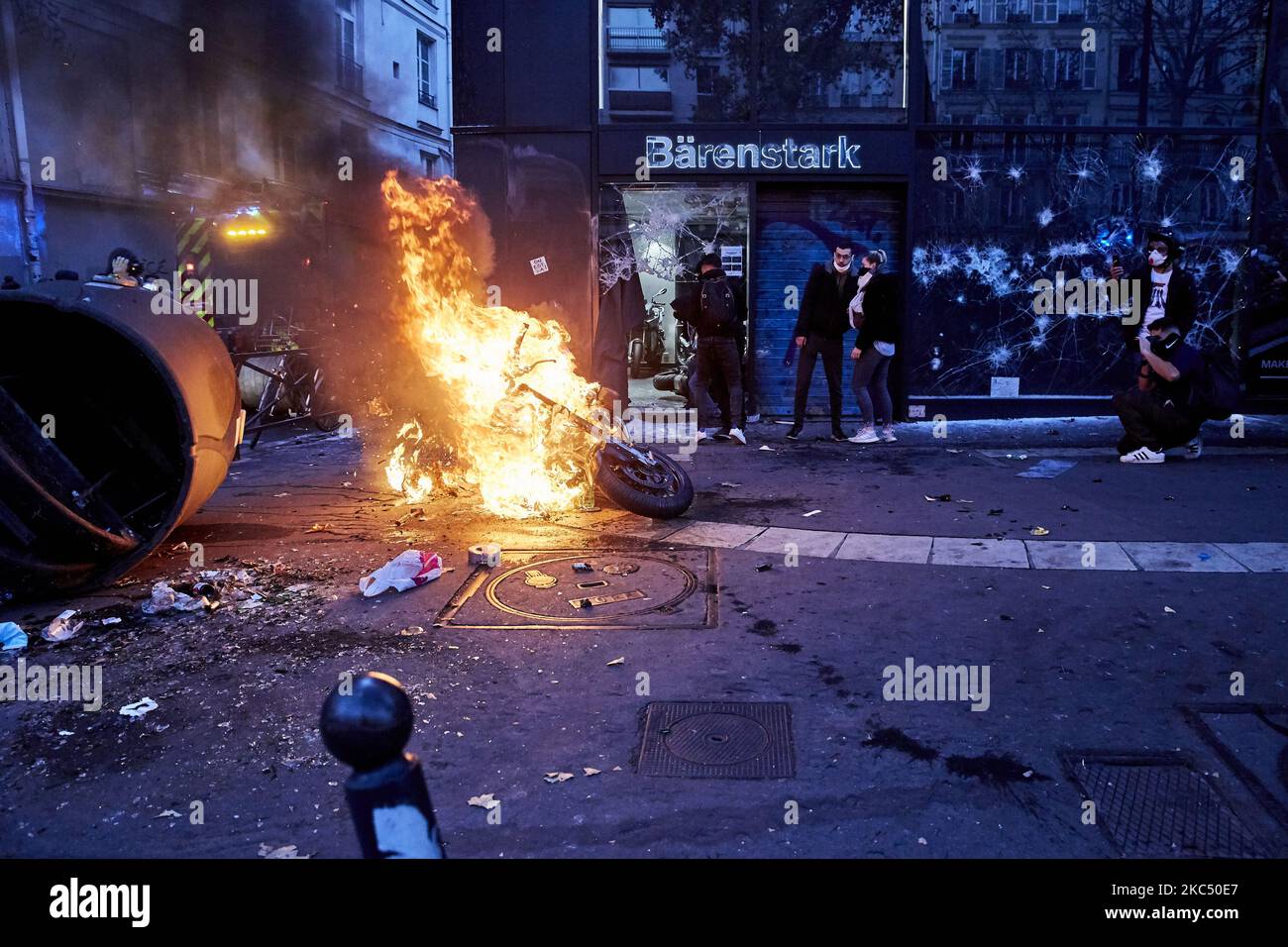 Des gens à Paris sur 28 novembre 2020 lors d'une protestation contre le projet de loi « sécurité mondiale », que l'article 24 criminaliserait la publication d'images d'officiers de police en service dans l'intention de nuire à leur « intégrité physique ou psychologique ». (Photo par Adnan Farzat/NurPhoto) Banque D'Images