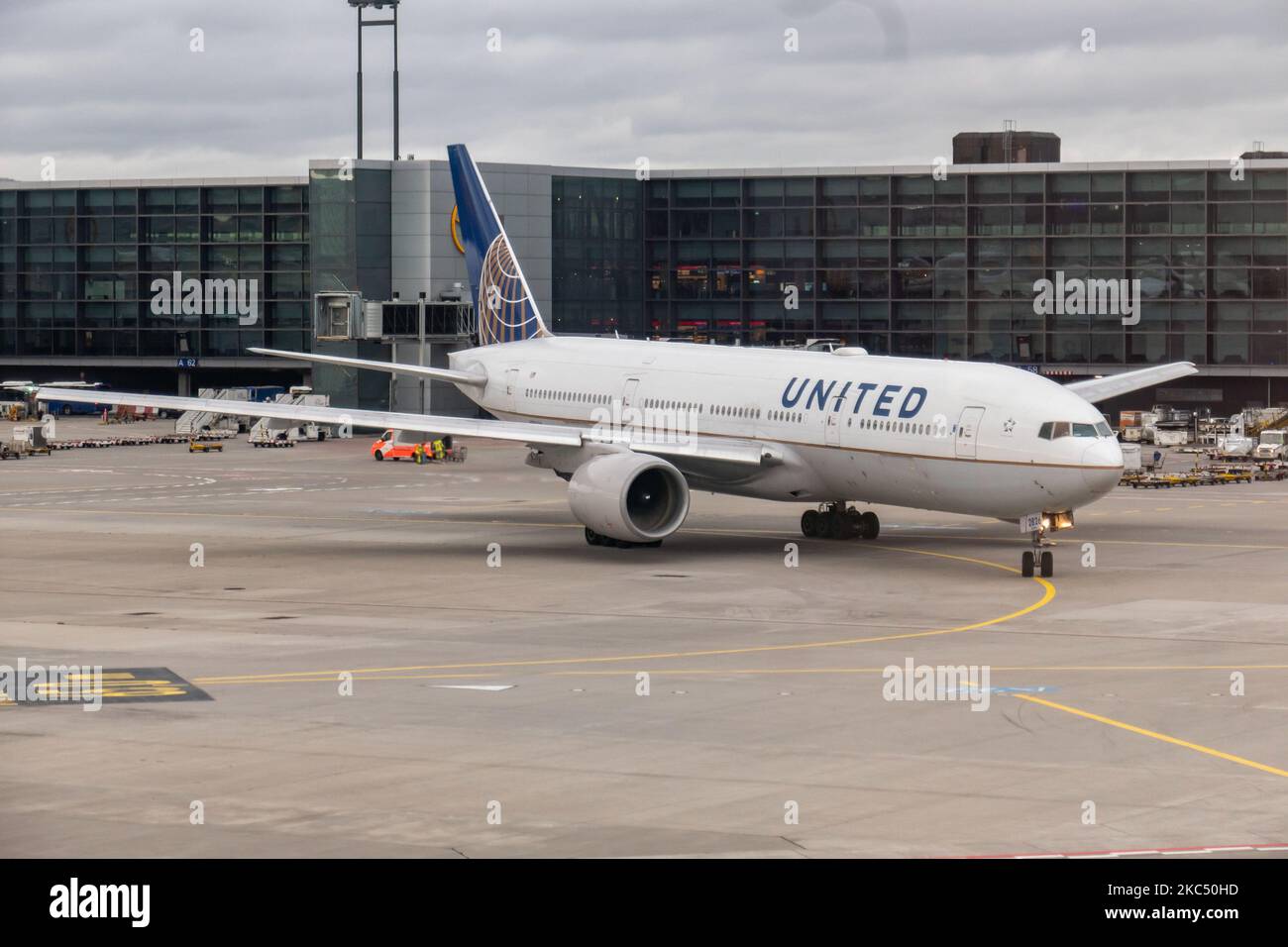 Les Boeing 777 de United Airlines, vus à l'aéroport de Francfort, ont été remorqués et en train de rouler en taxi pour un vol transatlantique vers les États-Unis. L'avion long-courrier à corps large a l'enregistrement N226UA et est alimenté par des moteurs à jet 2x PW. UAL UA est une compagnie aérienne américaine importante dont le siège social est situé à Chicago, dans l'Illinois. Elle est la troisième compagnie aérienne au monde avec une flotte de 803 avions et un membre du groupe d'aviation Star Alliance. L'avion actuel a été ancré après le 19 mars 2020 alors que le trafic mondial de passagers a diminué pendant l'ère de la pandémie de covid-19 du coronavirus avec l'industrie Banque D'Images