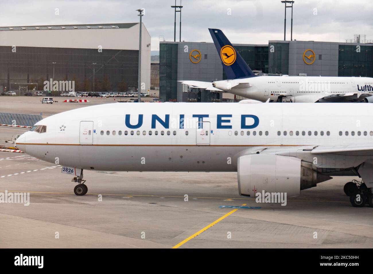 Les Boeing 777 de United Airlines, vus à l'aéroport de Francfort, ont été remorqués et en train de rouler en taxi pour un vol transatlantique vers les États-Unis. L'avion long-courrier à corps large a l'enregistrement N226UA et est alimenté par des moteurs à jet 2x PW. UAL UA est une compagnie aérienne américaine importante dont le siège social est situé à Chicago, dans l'Illinois. Elle est la troisième compagnie aérienne au monde avec une flotte de 803 avions et un membre du groupe d'aviation Star Alliance. L'avion actuel a été ancré après le 19 mars 2020 alors que le trafic mondial de passagers a diminué pendant l'ère de la pandémie de covid-19 du coronavirus avec l'industrie Banque D'Images