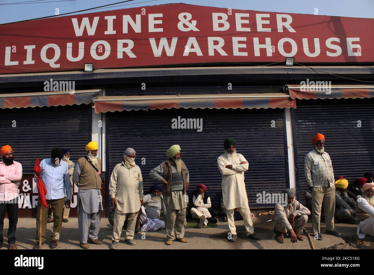 Les agriculteurs assistent à une manifestation contre les nouvelles lois agricoles du Centre à la frontière de Singhu, près de Delhi, en Inde, sur 30 novembre 2020. Des agriculteurs du Punjab, de Haryana et d'autres États devraient atteindre la capitale nationale par cinq autoroutes reliant la ville dans le cadre de leur appel de mars « Delhi Chalo ». (Photo de Mayank Makhija/NurPhoto) Banque D'Images