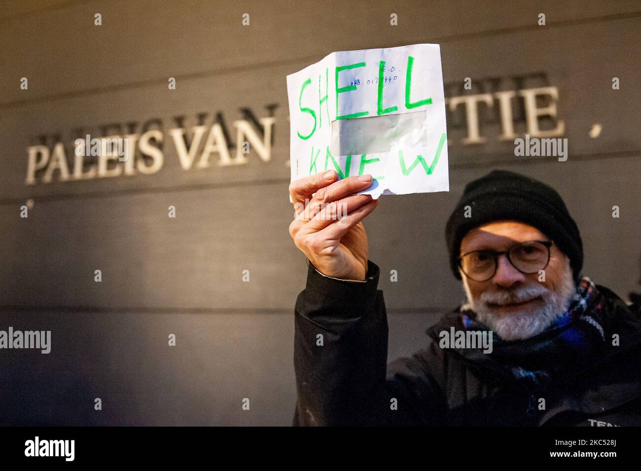 Un activiste se trouve en dehors de la Cour de justice et tient un écriteau contre Shell, le jour où la poursuite contre Shell débute à la Haye, sur 1 décembre 2020. (Photo par Romy Arroyo Fernandez/NurPhoto) Banque D'Images
