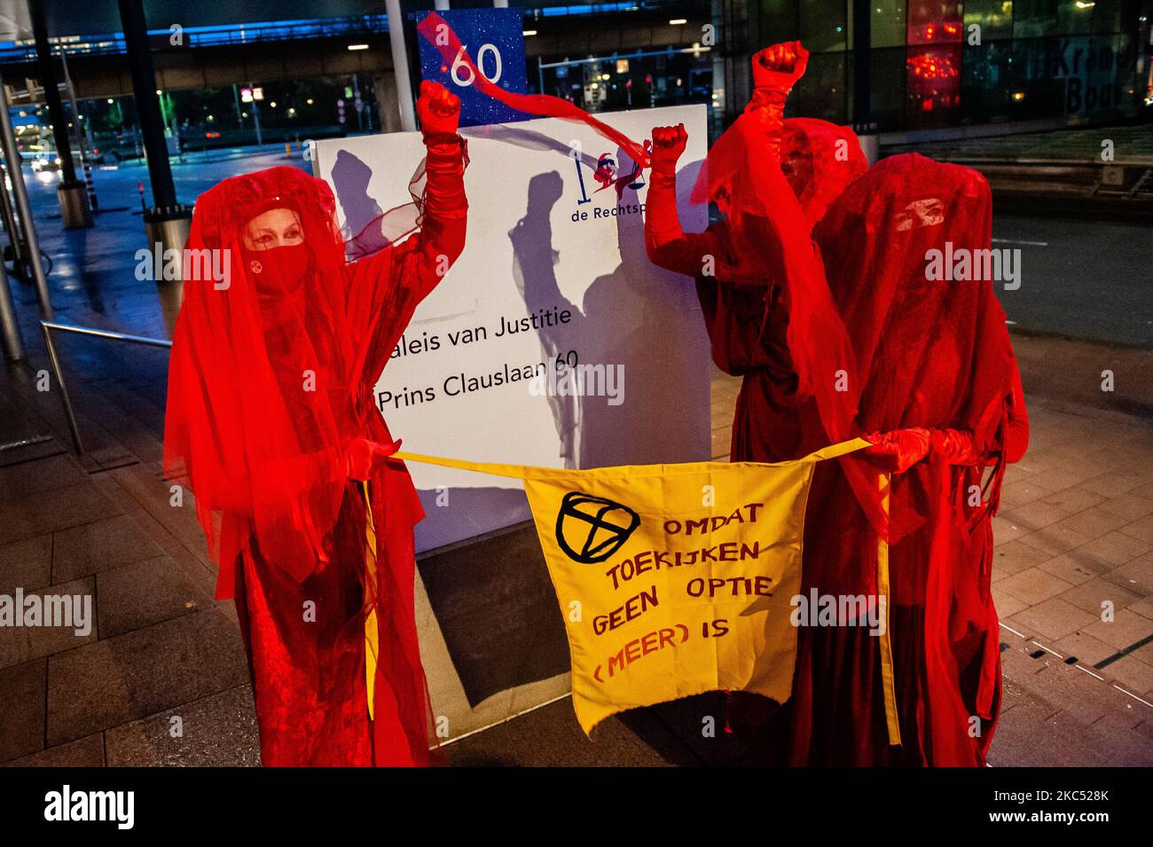 Les rebelles rouges arrivent à la Cour de justice pour montrer leur soutien le jour où la poursuite contre Shell débute à la Haye, sur 1 décembre 2020. (Photo par Romy Arroyo Fernandez/NurPhoto) Banque D'Images