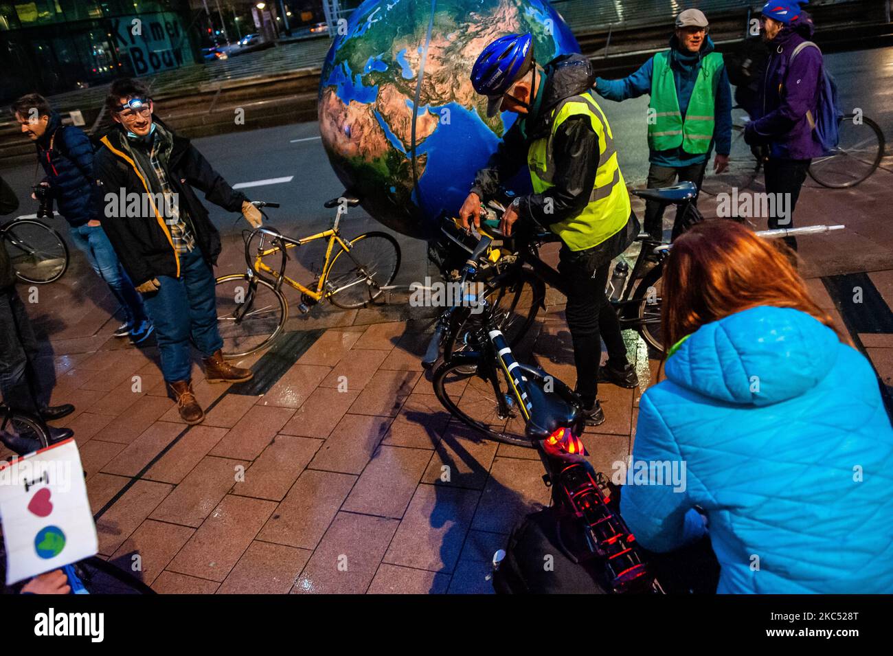 Un groupe de militants du climat qui ont fait du vélo depuis le nord du pays par étapes pour attirer l'attention sur l'affaire climatique arrive à la Cour de justice le jour où la poursuite contre Shell débute à la Haye, sur 1 décembre 2020. (Photo par Romy Arroyo Fernandez/NurPhoto) Banque D'Images