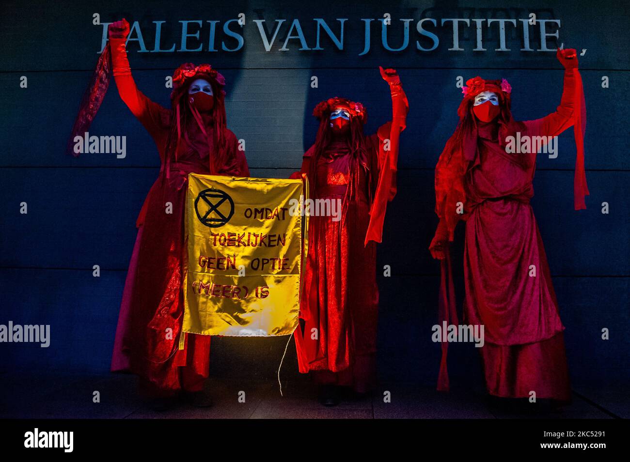 Les rebelles rouges se posent devant la Cour de justice, le jour où le procès contre Shell commence à la Haye, sur 1 décembre 2020. (Photo par Romy Arroyo Fernandez/NurPhoto) Banque D'Images