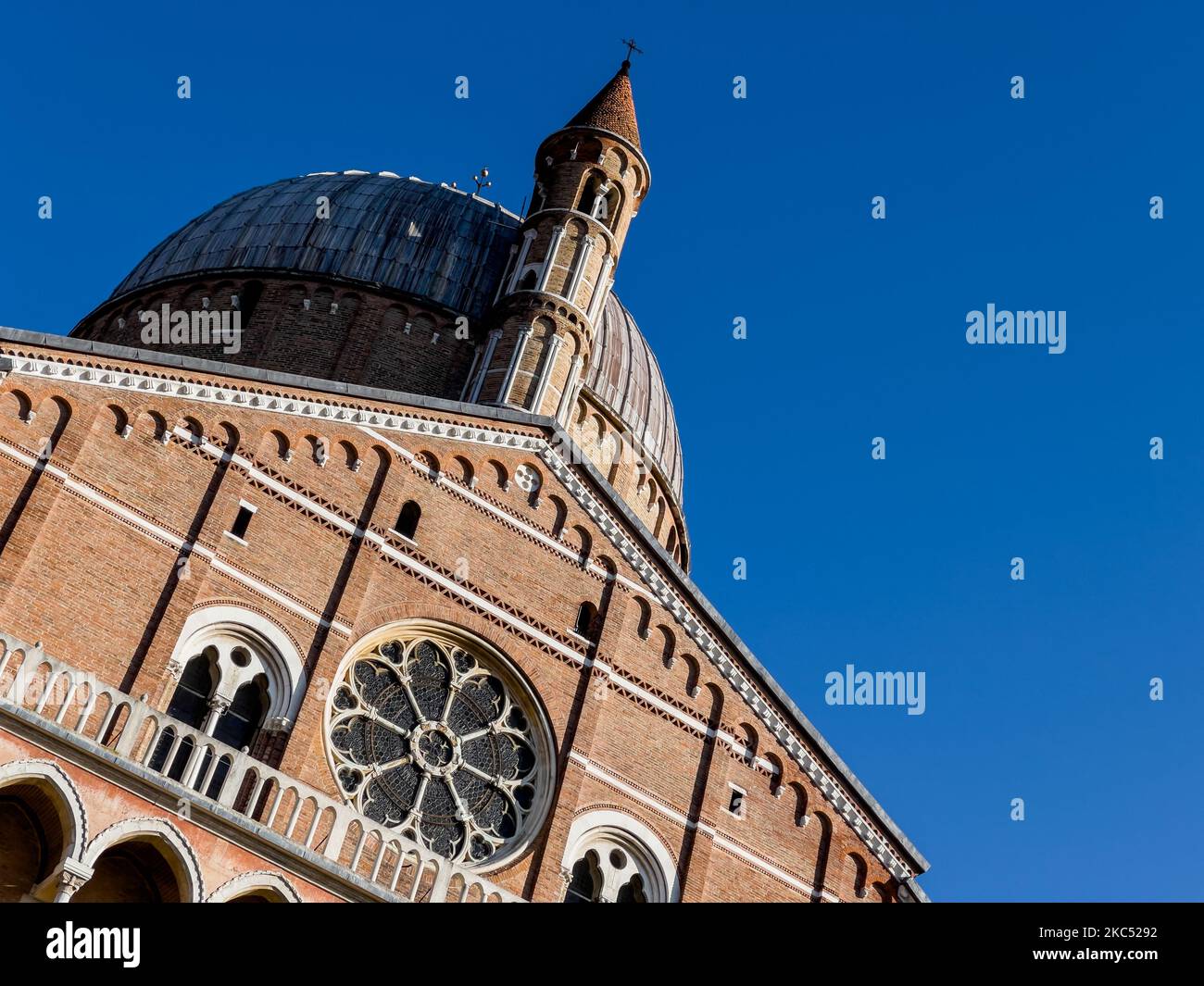 Une vue sur la basilique pontificale de Saint Antoine de Padoue (italienne : Basilique pontificacia di Sant'Antonio di Padova), à Padoue, en Italie, sur 29 novembre 2020. La basilique pontificale est une église catholique romaine dédiée à Saint-Antoine. La basilique est connue localement sous le nom de 'il Santo' (photo de Manuel Romano/NurPhoto) Banque D'Images