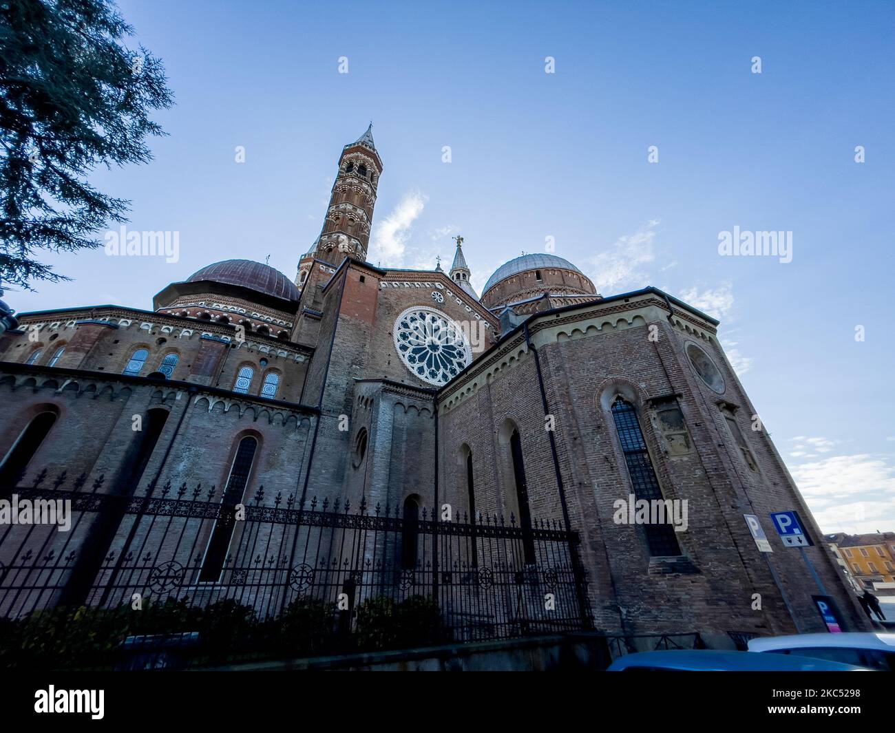 Une vue sur la basilique pontificale de Saint Antoine de Padoue (italienne : Basilique pontificacia di Sant'Antonio di Padova), à Padoue, en Italie, sur 29 novembre 2020. La basilique pontificale est une église catholique romaine dédiée à Saint-Antoine. La basilique est connue localement sous le nom de 'il Santo' (photo de Manuel Romano/NurPhoto) Banque D'Images