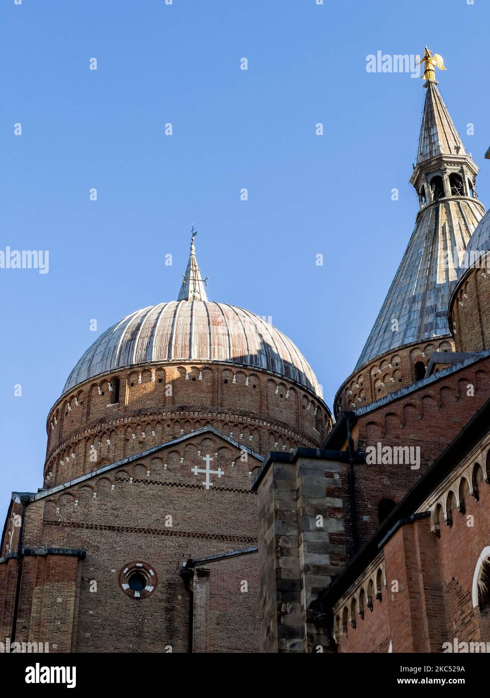 Une vue sur la basilique pontificale de Saint Antoine de Padoue (italienne : Basilique pontificacia di Sant'Antonio di Padova), à Padoue, en Italie, sur 29 novembre 2020. La basilique pontificale est une église catholique romaine dédiée à Saint-Antoine. La basilique est connue localement sous le nom de 'il Santo' (photo de Manuel Romano/NurPhoto) Banque D'Images