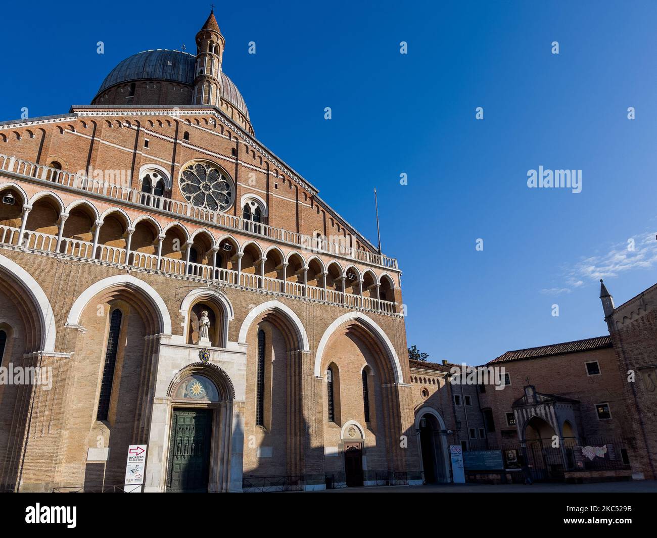 Une vue sur la basilique pontificale de Saint Antoine de Padoue (italienne : Basilique pontificacia di Sant'Antonio di Padova), à Padoue, en Italie, sur 29 novembre 2020. La basilique pontificale est une église catholique romaine dédiée à Saint-Antoine. La basilique est connue localement sous le nom de 'il Santo' (photo de Manuel Romano/NurPhoto) Banque D'Images
