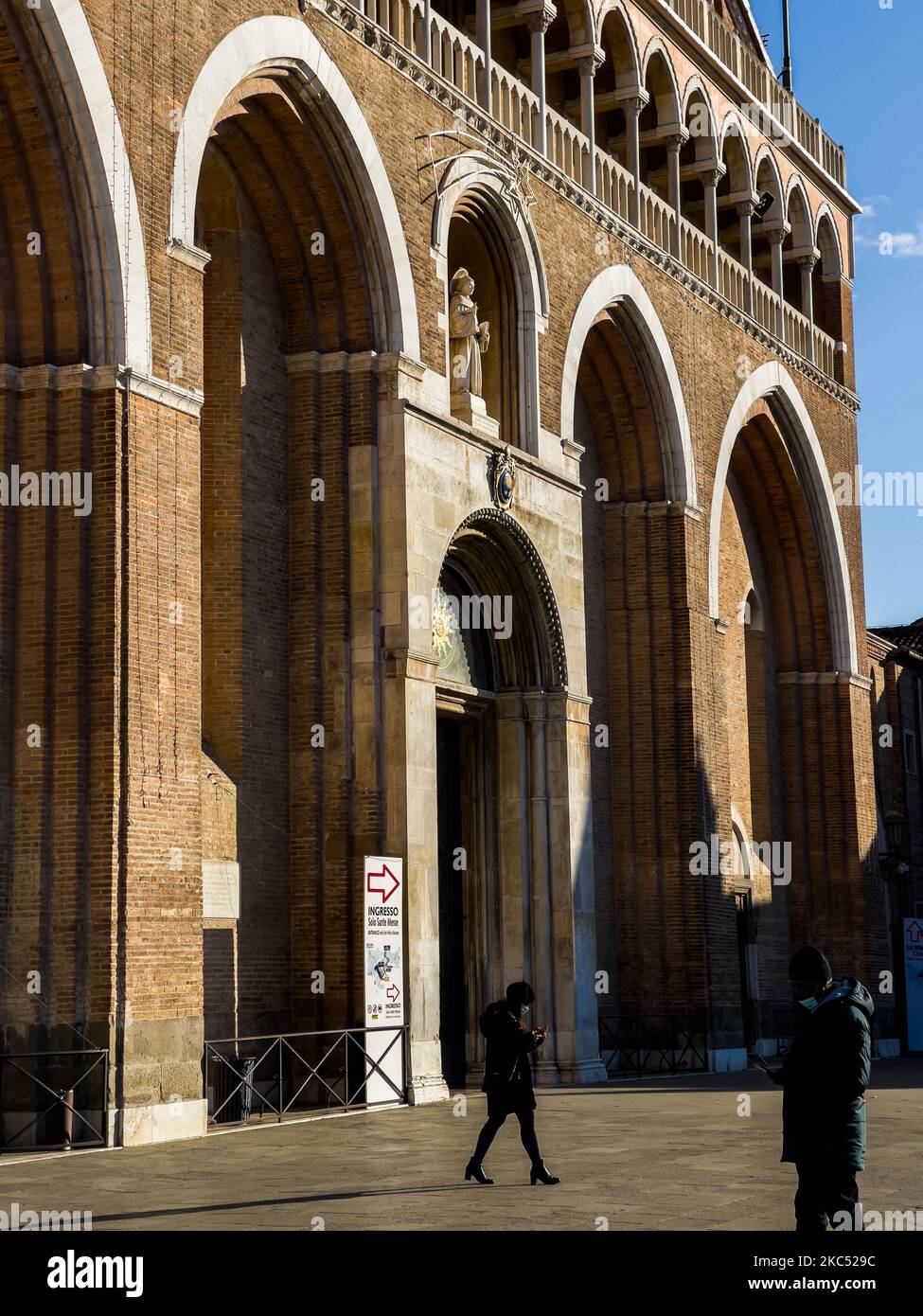Une vue sur la basilique pontificale de Saint Antoine de Padoue (italienne : Basilique pontificacia di Sant'Antonio di Padova), à Padoue, en Italie, sur 29 novembre 2020. La basilique pontificale est une église catholique romaine dédiée à Saint-Antoine. La basilique est connue localement sous le nom de 'il Santo' (photo de Manuel Romano/NurPhoto) Banque D'Images