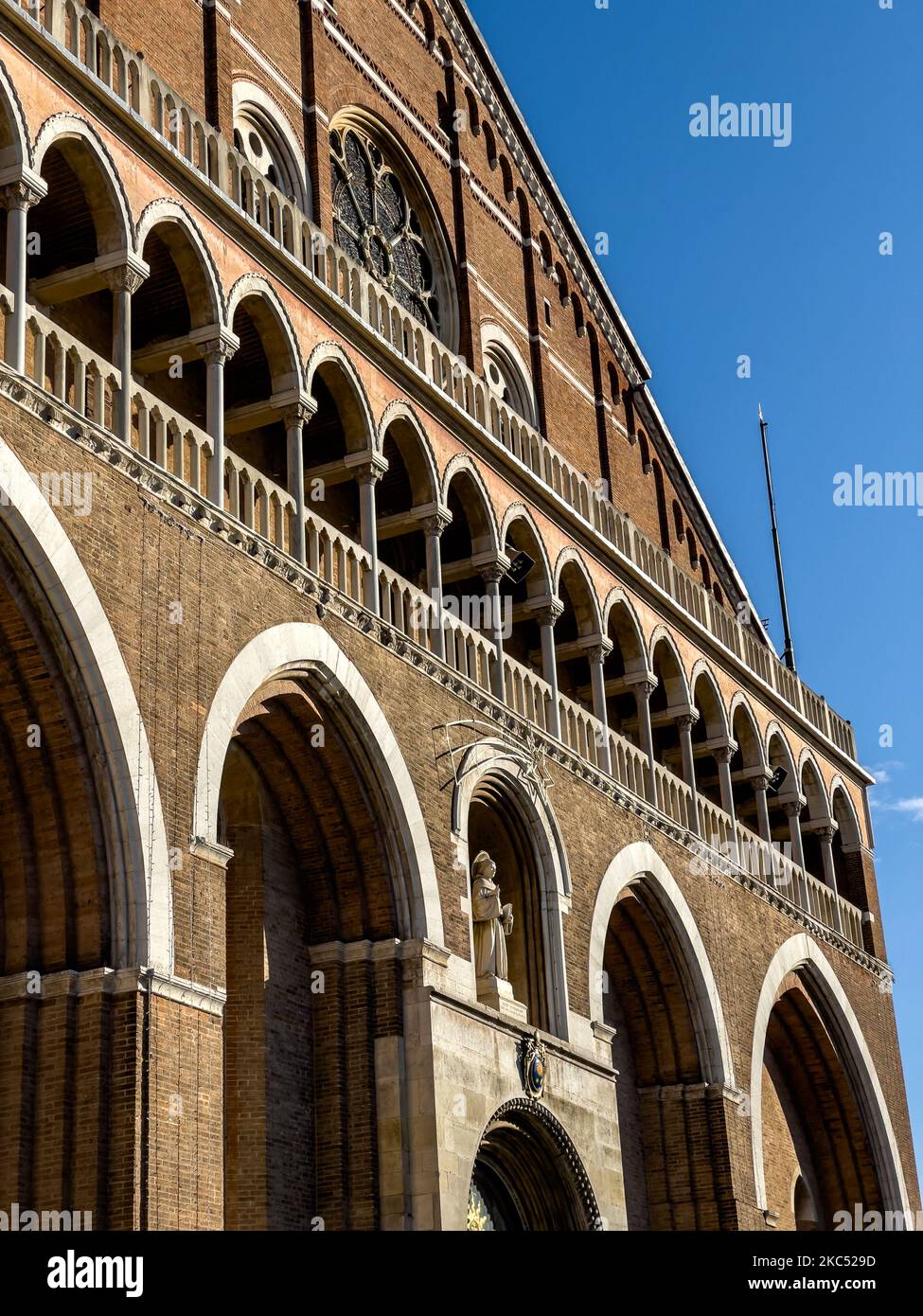 Une vue sur la basilique pontificale de Saint Antoine de Padoue (italienne : Basilique pontificacia di Sant'Antonio di Padova), à Padoue, en Italie, sur 29 novembre 2020. La basilique pontificale est une église catholique romaine dédiée à Saint-Antoine. La basilique est connue localement sous le nom de 'il Santo' (photo de Manuel Romano/NurPhoto) Banque D'Images