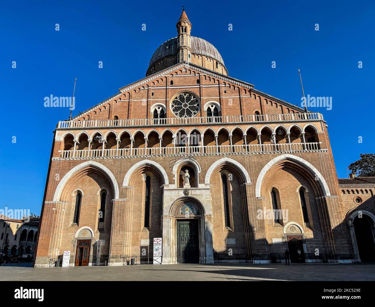 Une vue sur la basilique pontificale de Saint Antoine de Padoue (italienne : Basilique pontificacia di Sant'Antonio di Padova), à Padoue, en Italie, sur 29 novembre 2020. La basilique pontificale est une église catholique romaine dédiée à Saint-Antoine. La basilique est connue localement sous le nom de 'il Santo' (photo de Manuel Romano/NurPhoto) Banque D'Images