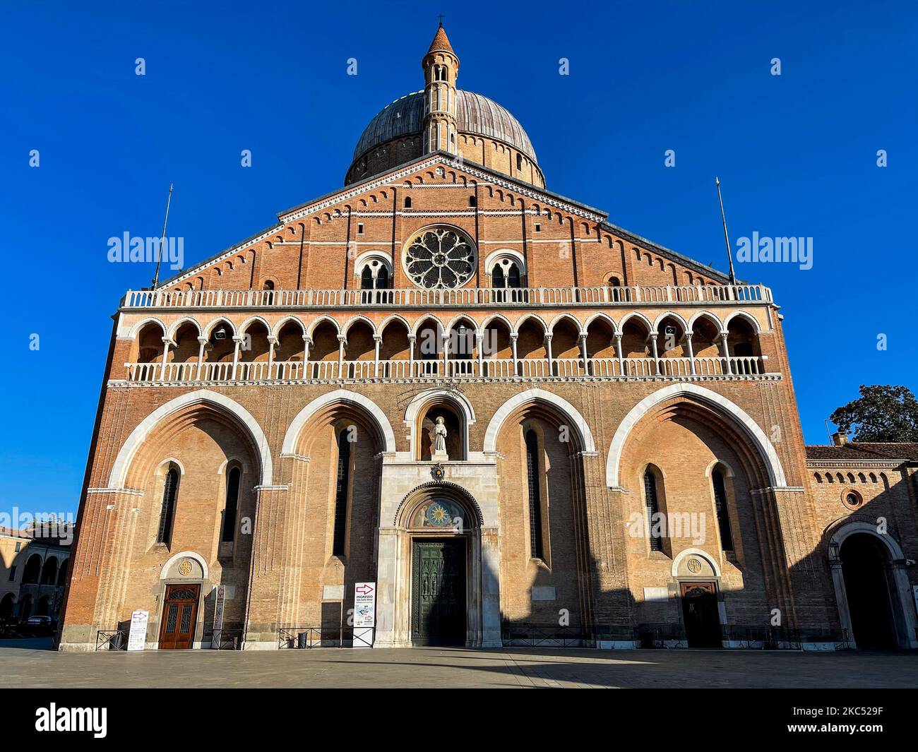 Une vue sur la basilique pontificale de Saint Antoine de Padoue (italienne : Basilique pontificacia di Sant'Antonio di Padova), à Padoue, en Italie, sur 29 novembre 2020. La basilique pontificale est une église catholique romaine dédiée à Saint-Antoine. La basilique est connue localement sous le nom de 'il Santo' (photo de Manuel Romano/NurPhoto) Banque D'Images