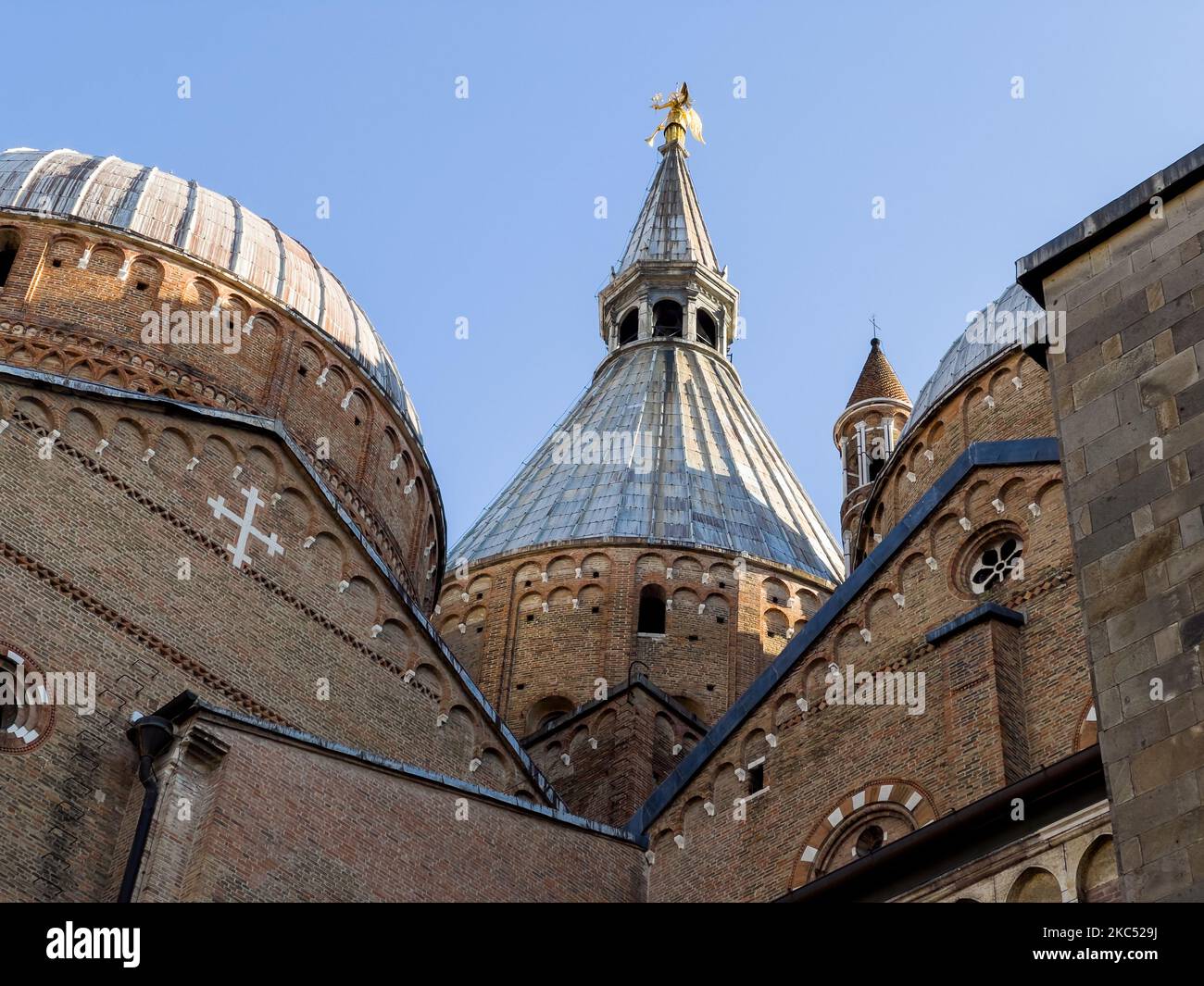 Une vue sur la basilique pontificale de Saint Antoine de Padoue (italienne : Basilique pontificacia di Sant'Antonio di Padova), à Padoue, en Italie, sur 29 novembre 2020. La basilique pontificale est une église catholique romaine dédiée à Saint-Antoine. La basilique est connue localement sous le nom de 'il Santo' (photo de Manuel Romano/NurPhoto) Banque D'Images