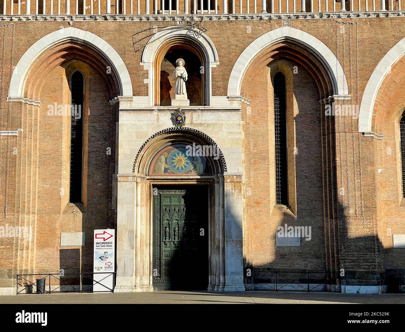 Une vue sur la basilique pontificale de Saint Antoine de Padoue (italienne : Basilique pontificacia di Sant'Antonio di Padova), à Padoue, en Italie, sur 29 novembre 2020. La basilique pontificale est une église catholique romaine dédiée à Saint-Antoine. La basilique est connue localement sous le nom de 'il Santo' (photo de Manuel Romano/NurPhoto) Banque D'Images