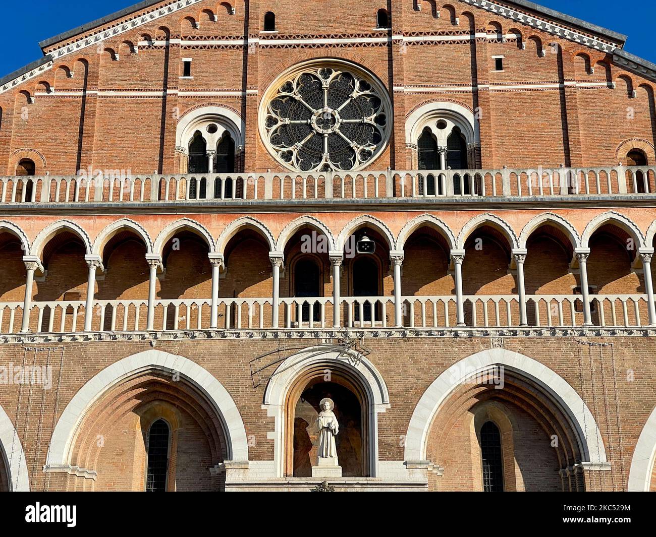 Une vue sur la basilique pontificale de Saint Antoine de Padoue (italienne : Basilique pontificacia di Sant'Antonio di Padova), à Padoue, en Italie, sur 29 novembre 2020. La basilique pontificale est une église catholique romaine dédiée à Saint-Antoine. La basilique est connue localement sous le nom de 'il Santo' (photo de Manuel Romano/NurPhoto) Banque D'Images