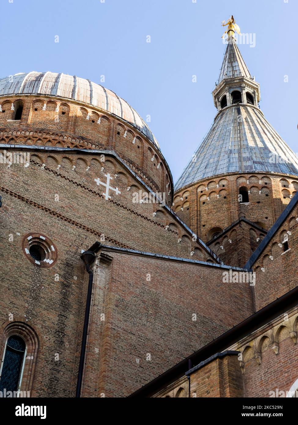 Une vue sur la basilique pontificale de Saint Antoine de Padoue (italienne : Basilique pontificacia di Sant'Antonio di Padova), à Padoue, en Italie, sur 29 novembre 2020. La basilique pontificale est une église catholique romaine dédiée à Saint-Antoine. La basilique est connue localement sous le nom de 'il Santo' (photo de Manuel Romano/NurPhoto) Banque D'Images