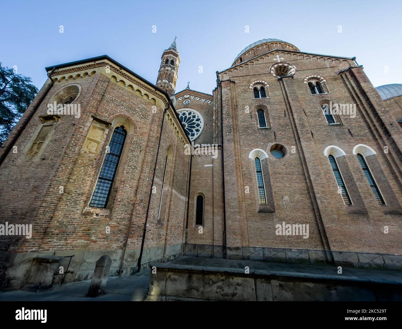 Une vue sur la basilique pontificale de Saint Antoine de Padoue (italienne : Basilique pontificacia di Sant'Antonio di Padova), à Padoue, en Italie, sur 29 novembre 2020. La basilique pontificale est une église catholique romaine dédiée à Saint-Antoine. La basilique est connue localement sous le nom de 'il Santo' (photo de Manuel Romano/NurPhoto) Banque D'Images