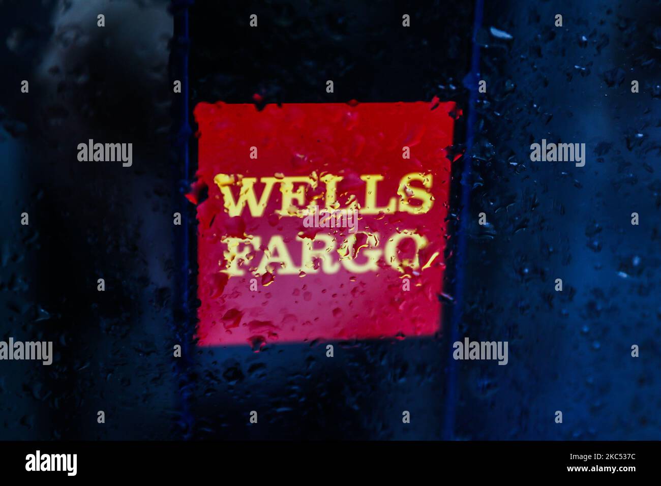 Le logo Wells Fargo affiché sur un écran de téléphone est vu par des gouttes de pluie sur la fenêtre dans cette illustration prise en Pologne sur 30 novembre 2020. (Photo de Jakub Porzycki/NurPhoto) Banque D'Images