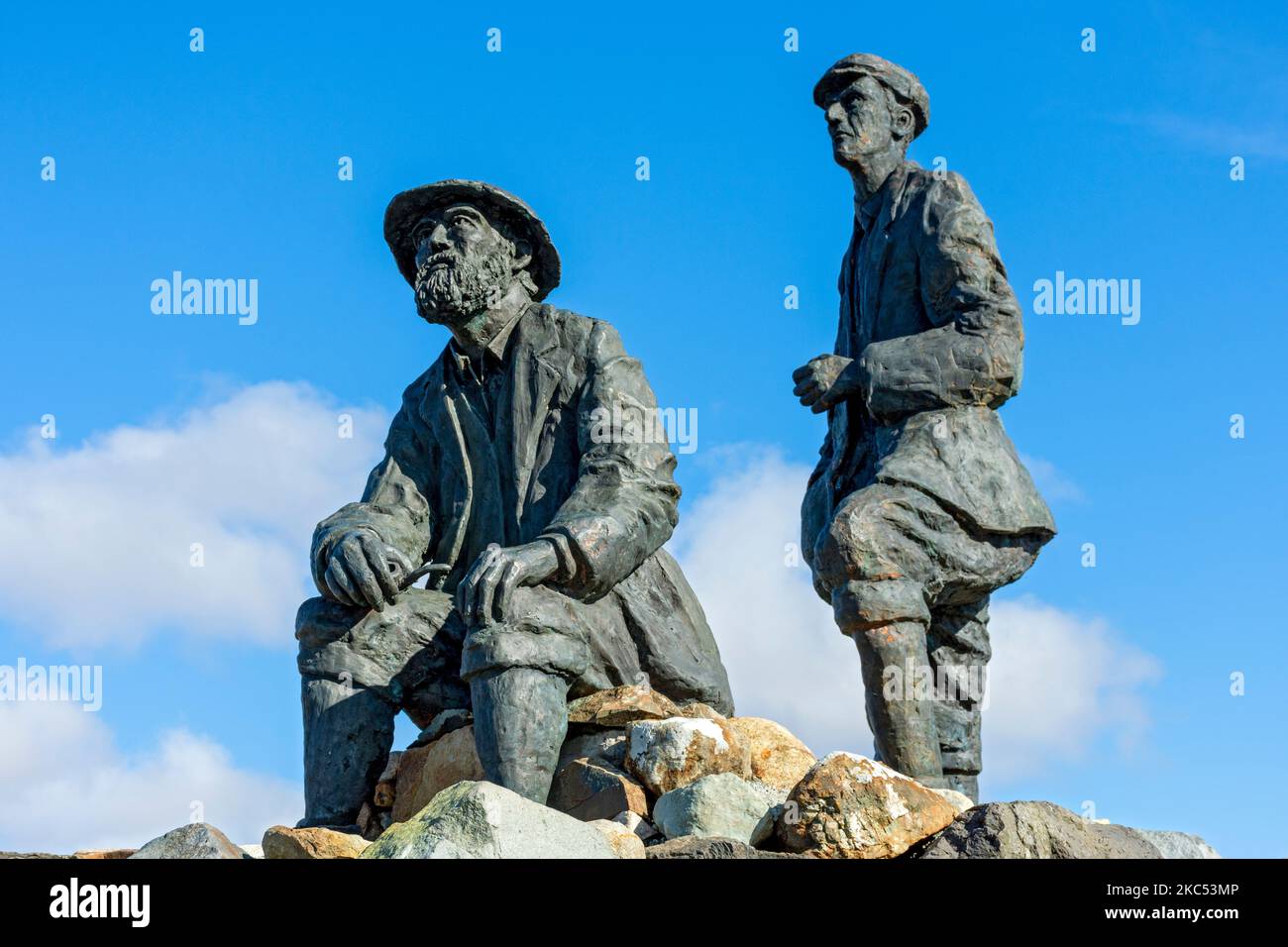 Sculpture des alpinistes pionniers John Mackenzie et Norman Collie à Sligachan, île de Skye, Écosse, Royaume-Uni. Banque D'Images