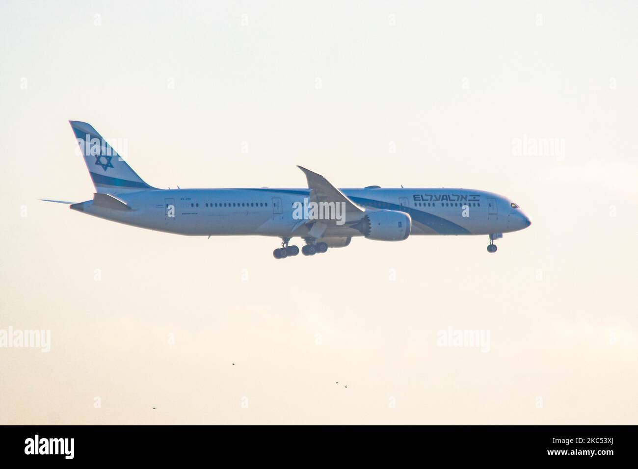 El Al Israel Airlines Boeing 787-9 Dreamliner comme vu voler sur l'approche finale pour l'atterrissage à l'aéroport international d'Amsterdam Schiphol AMS. L'avion B787 à corps large moderne et avancé a l'enregistrement 4X-EDI, le nom Herzliya / ?????? Et est alimenté par 2x moteurs RR jet. ElAl est le porte-drapeau d'Israël basé sur un hub à l'aéroport Ben Gurion de tel Aviv. Le trafic mondial de passagers a diminué pendant la période pandémique du coronavirus covid-19, l'industrie luttant pour survivre. Amsterdam, pays-Bas sur 18 novembre 2020 (photo de Nicolas Economou/NurPhoto) Banque D'Images