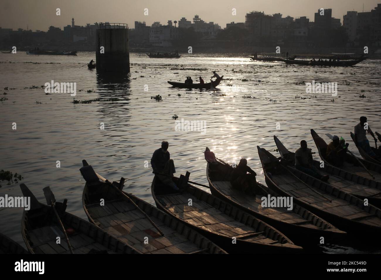 Les bateaux attendent les passagers tôt le matin dans la rivière Buriganga à Dhaka, au Bangladesh, mercredi, à 02 décembre 2020. (Photo de Syed Mahamudur Rahman/NurPhoto) Banque D'Images Les bateaux attendent les passagers tôt le matin dans la rivière Buriganga à Dhaka, au Bangladesh, mercredi, à 02 décembre 2020. (Photo de Syed Mahamudur Rahman/NurPhoto) Banque D'Images