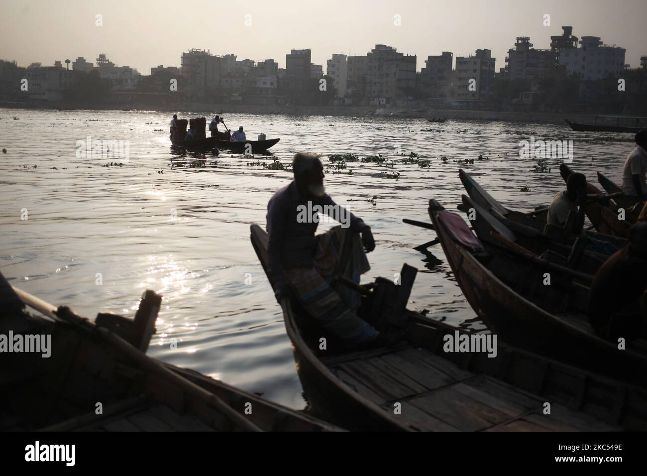 Les bateaux attendent les passagers tôt le matin dans la rivière Buriganga à Dhaka, au Bangladesh, mercredi, à 02 décembre 2020. (Photo de Syed Mahamudur Rahman/NurPhoto) Banque D'Images Les bateaux attendent les passagers tôt le matin dans la rivière Buriganga à Dhaka, au Bangladesh, mercredi, à 02 décembre 2020. (Photo de Syed Mahamudur Rahman/NurPhoto) Banque D'Images