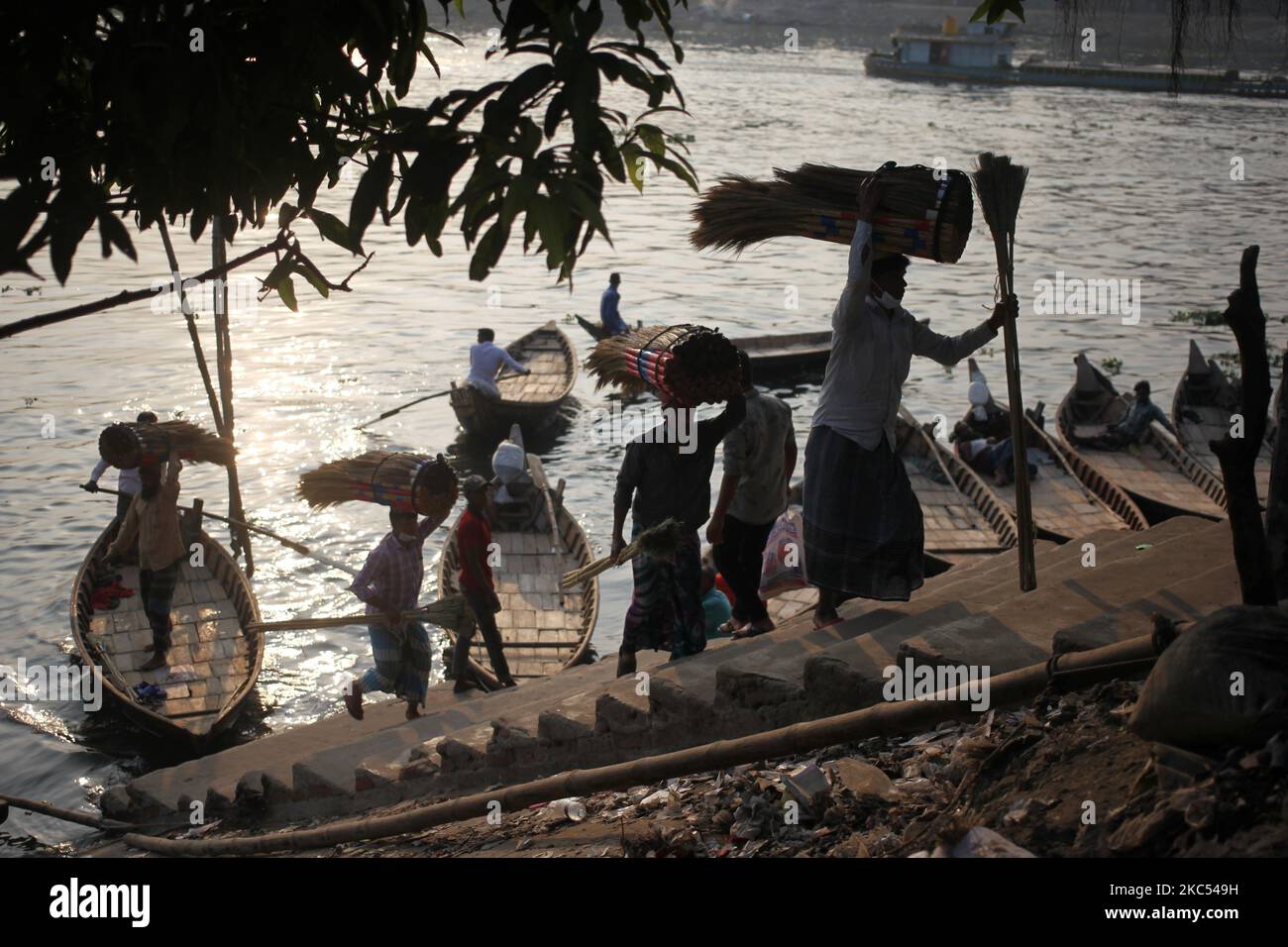 Les vendeurs se rendant sur leur lieu de travail en début de matinée dans la région de keraniganj à Dhaka, au Bangladesh, mercredi, à 02 décembre 2020. (Photo de Syed Mahamudur Rahman/NurPhoto) Banque D'Images Les vendeurs se rendant sur leur lieu de travail en début de matinée dans la région de keraniganj à Dhaka, au Bangladesh, mercredi, à 02 décembre 2020. (Photo de Syed Mahamudur Rahman/NurPhoto) Banque D'Images