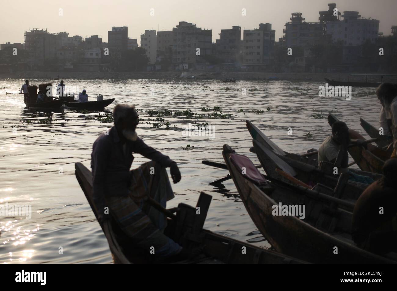 Les bateaux attendent les passagers tôt le matin dans la rivière Buriganga à Dhaka, au Bangladesh, mercredi, à 02 décembre 2020. (Photo de Syed Mahamudur Rahman/NurPhoto) Banque D'Images Les bateaux attendent les passagers tôt le matin dans la rivière Buriganga à Dhaka, au Bangladesh, mercredi, à 02 décembre 2020. (Photo de Syed Mahamudur Rahman/NurPhoto) Banque D'Images