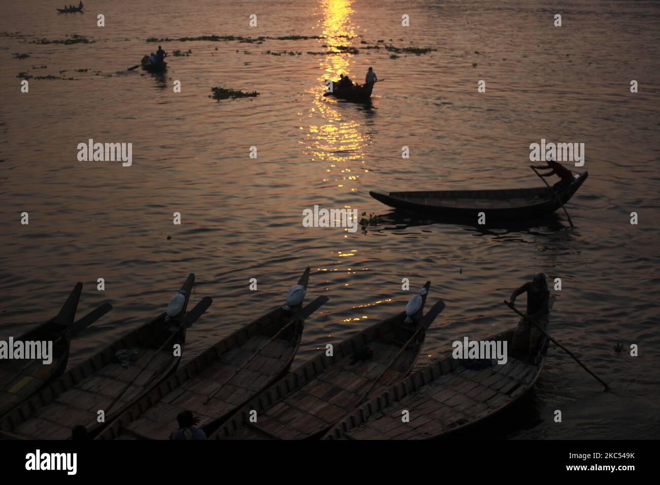Le Boatman déplace leurs bateaux sur la rive du fleuve Buriganga en début de matinée à Dhaka, Bangladesh, mercredi, 02 décembre 2020. (Photo de Syed Mahamudur Rahman/NurPhoto) Banque D'Images Le Boatman déplace leurs bateaux sur la rive du fleuve Buriganga en début de matinée à Dhaka, Bangladesh, mercredi, 02 décembre 2020. (Photo de Syed Mahamudur Rahman/NurPhoto) Banque D'Images
