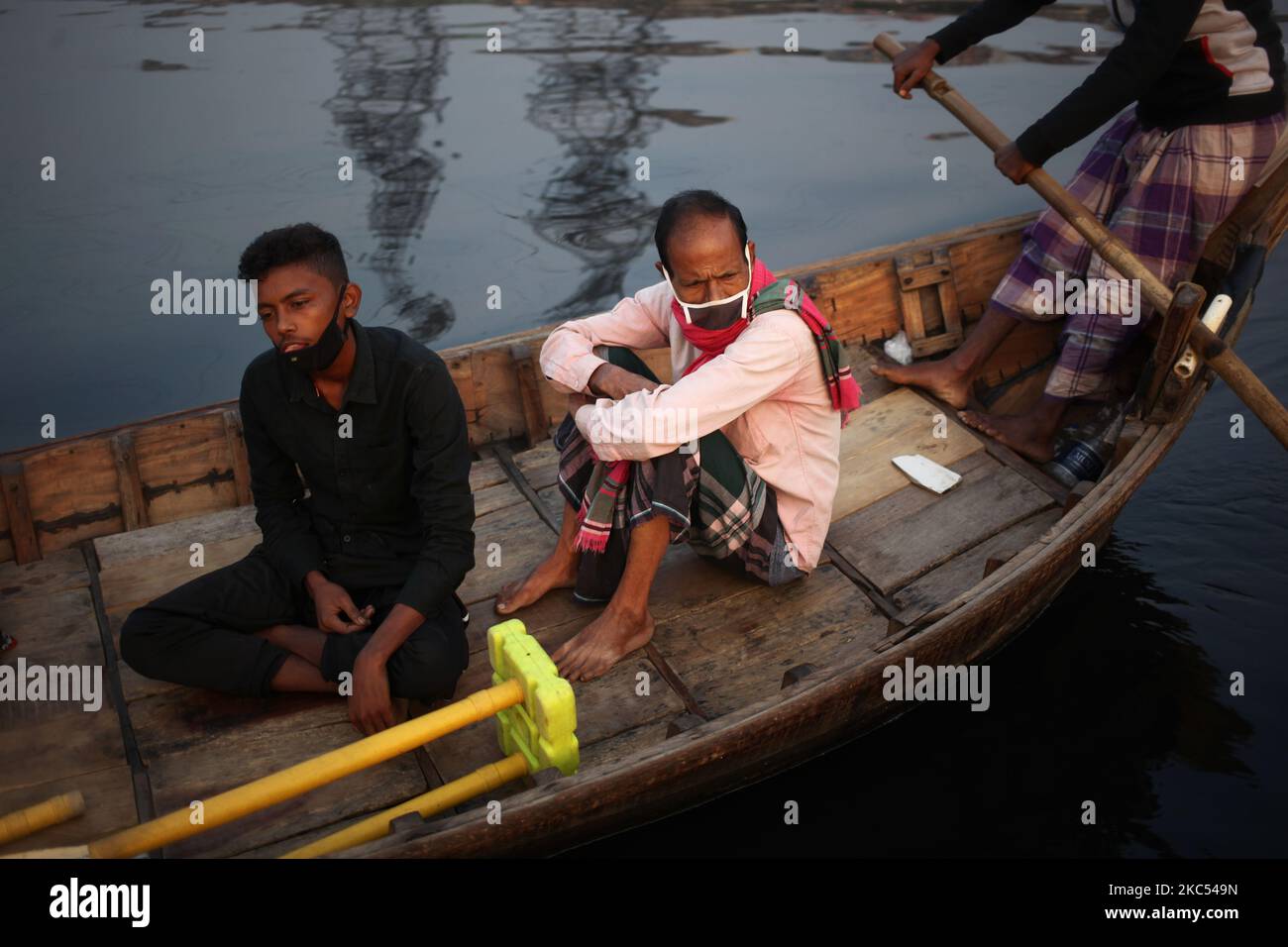 Les gens traversent le fleuve Buriganga à travers la rivière Butiganga bateau à travers le bateau en début de matinée à Dhaka, Bangladesh, mercredi, 02 décembre 2020. (Photo de Syed Mahamudur Rahman/NurPhoto) Banque D'Images Les gens traversent le fleuve Buriganga à travers la rivière Butiganga bateau à travers le bateau en début de matinée à Dhaka, Bangladesh, mercredi, 02 décembre 2020. (Photo de Syed Mahamudur Rahman/NurPhoto) Banque D'Images