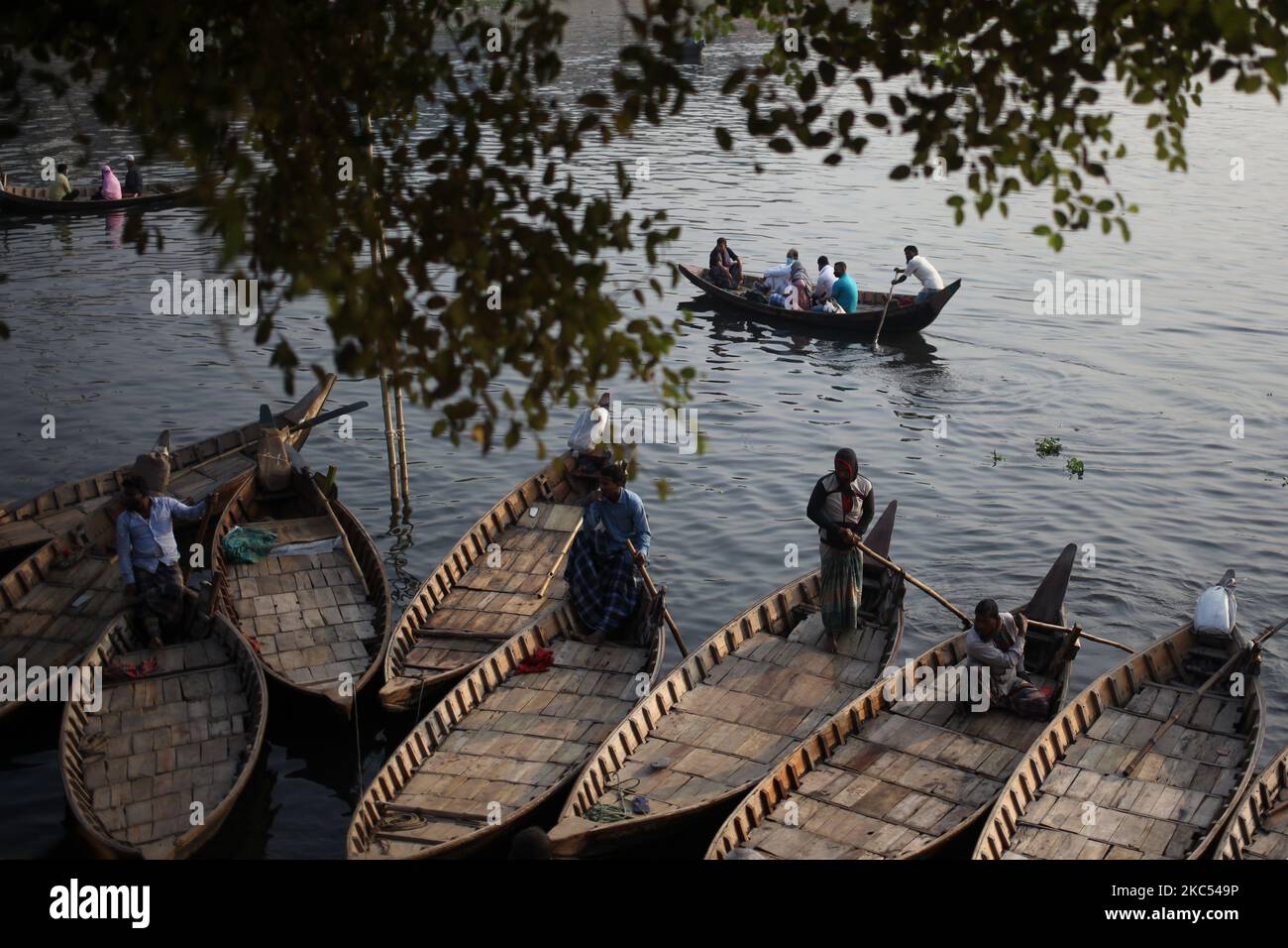 Les bateaux attendent les passagers tôt le matin dans la rivière Buriganga à Dhaka, au Bangladesh, mercredi, à 02 décembre 2020. (Photo de Syed Mahamudur Rahman/NurPhoto) Banque D'Images Les bateaux attendent les passagers tôt le matin dans la rivière Buriganga à Dhaka, au Bangladesh, mercredi, à 02 décembre 2020. (Photo de Syed Mahamudur Rahman/NurPhoto) Banque D'Images