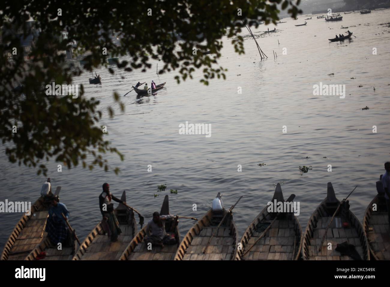 Les bateaux attendent les passagers tôt le matin dans la rivière Buriganga à Dhaka, au Bangladesh, mercredi, à 02 décembre 2020. (Photo de Syed Mahamudur Rahman/NurPhoto) Banque D'Images Les bateaux attendent les passagers tôt le matin dans la rivière Buriganga à Dhaka, au Bangladesh, mercredi, à 02 décembre 2020. (Photo de Syed Mahamudur Rahman/NurPhoto) Banque D'Images