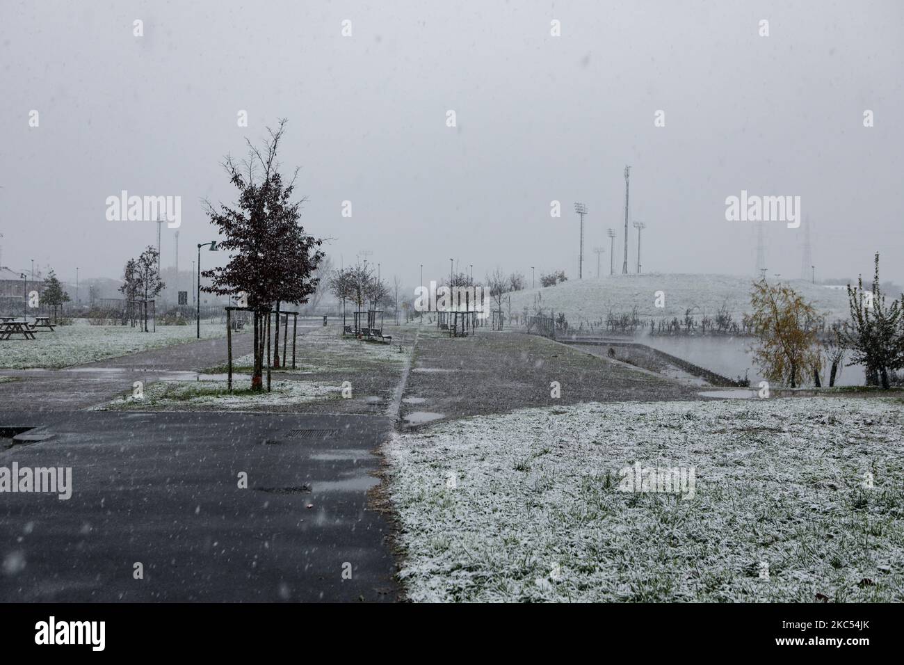 Première neige de la saison de Noël à Milan, le 02 2020 décembre. Pendant la matinée à Milan et dans les banlieues, il a commencé à neige pour la première fois pendant la saison de Noël. Les experts indiquent un mois de décembre froid mais un temps doux en janvier et février 2021 (photo de Mairo Cinquetti/NurPhoto) Banque D'Images