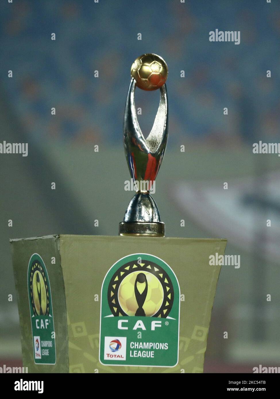 Trophée de la Ligue des champions de la CAF lors du match final entre Zamalek et Al Ahly au stade du Caire, le 27 novembre 2020, au Caire, en Égypte. (Photo d'Ahmed Awaad/NurPhoto) Banque D'Images