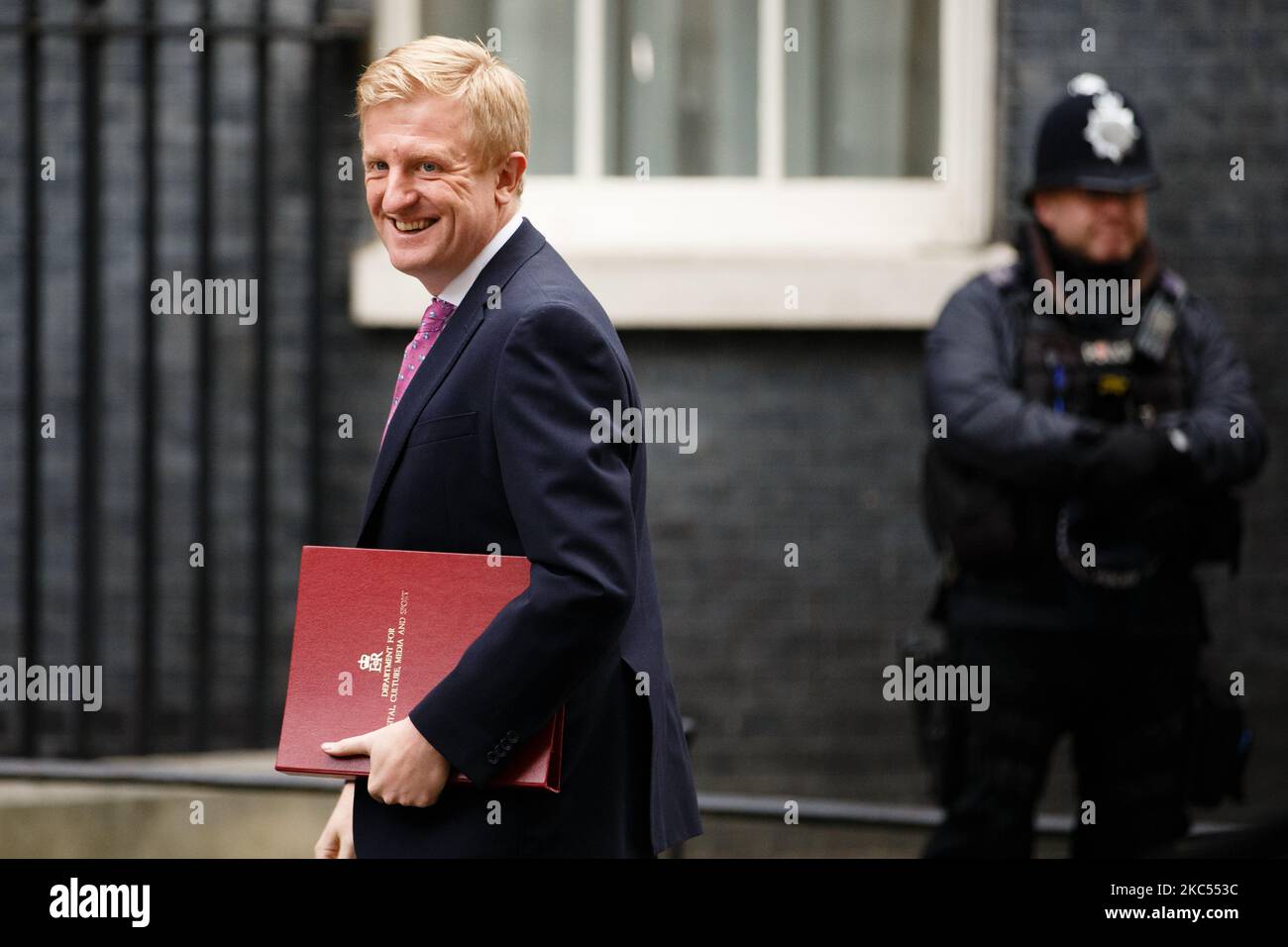 Oliver Dowden, secrétaire d'État au numérique, à la Culture, aux médias et au Sport, député conservateur de Hertsmere, arrive sur Downing Street à Londres, en Angleterre, sur 2 décembre 2020. (Photo de David Cliff/NurPhoto) Banque D'Images