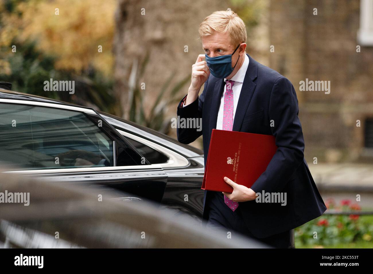 Oliver Dowden, secrétaire d'État au numérique, à la Culture, aux médias et aux Sports, député conservateur de Hertsmere, porte un masque facial arrivant sur Downing Street à Londres, en Angleterre, sur 2 décembre 2020. (Photo de David Cliff/NurPhoto) Banque D'Images