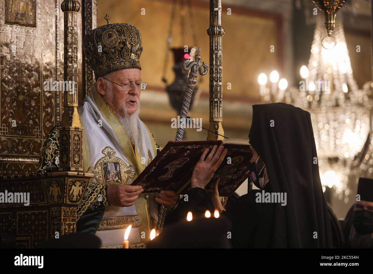 L'actuel archevêque de Constantinople et patriarche œcuménique Bartholomée I de Constantinople sert le service à la principale cathédrale orthodoxe Saint-Georges à Istanbul, Turquie, 30 novembre 2020. (Photo par Sergii Kharchenko/NurPhoto) Banque D'Images