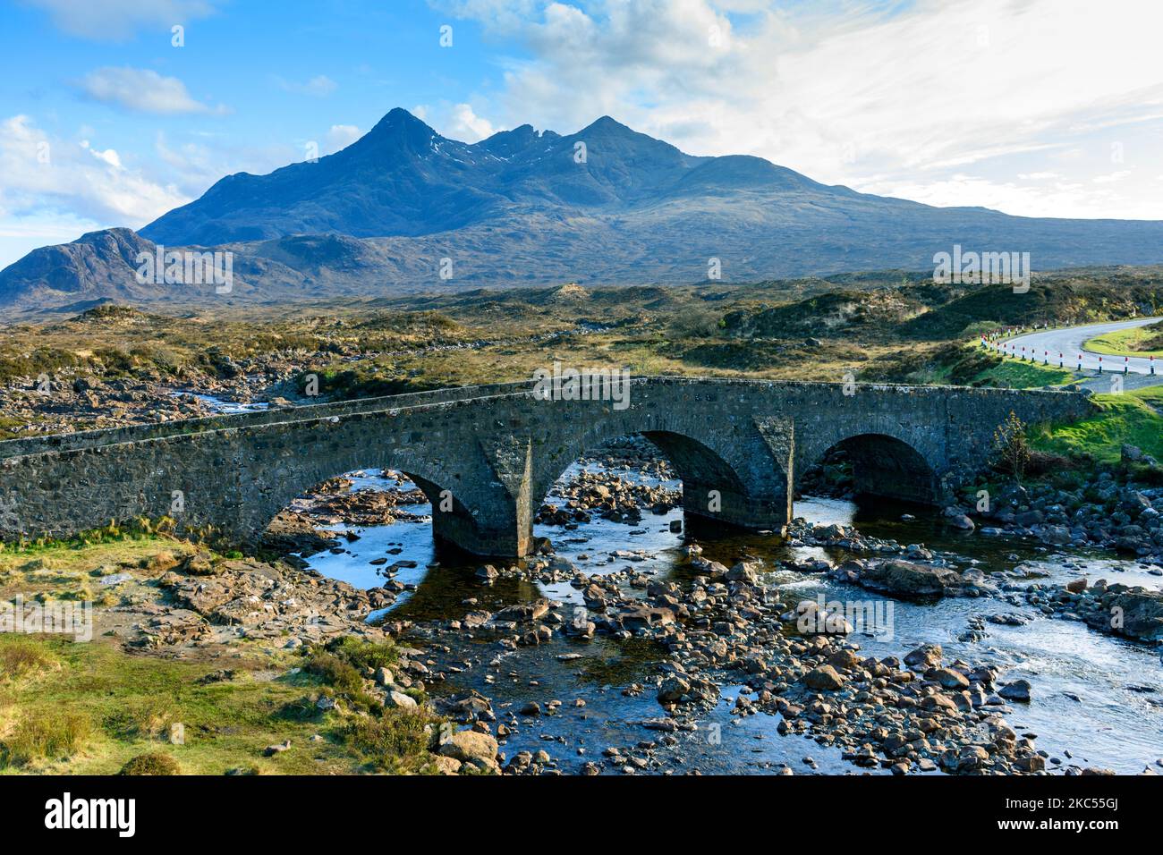 Sgurr Nan Gillan et les montagnes Cuillin, de la rivière Sligachan, à Sligachan, île de Skye, Écosse, Royaume-Uni. Banque D'Images