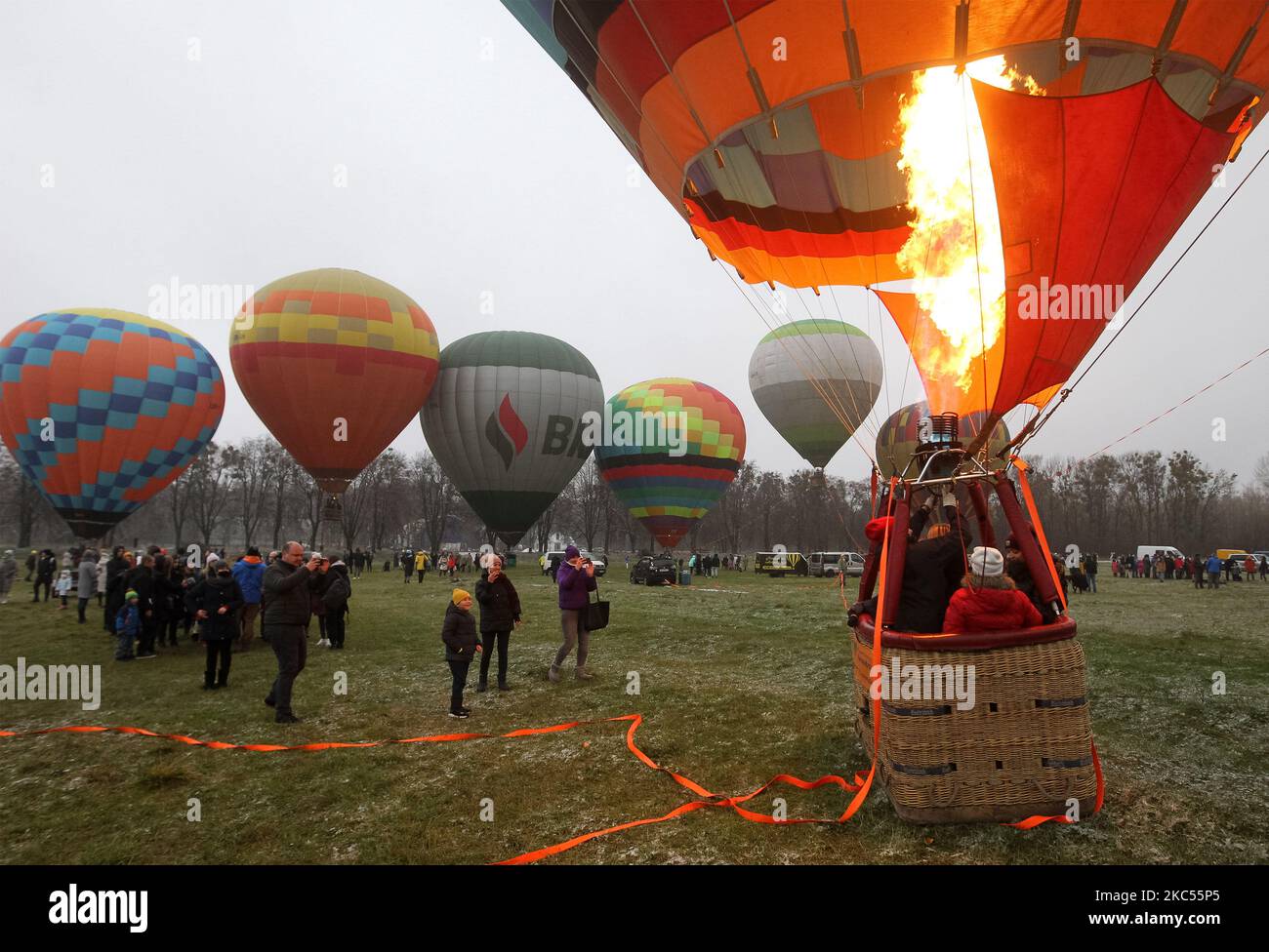 Les gens visitent un festival de ballons à air chaud à Kiev, Ukraine, le 02 décembre 2020. Le festival des ballons à air chaud 'Montgolfieria', qui a eu lieu dans la capitale ukrainienne à l'occasion de l'anniversaire du lancement du premier ballon dans l'histoire par les frères Montgolfier. En achetant le billet approprié, les visiteurs du festival ont la possibilité de faire un court vol dans un ballon d'air chaud et de prendre une photo. (Photo par STR/NurPhoto) Banque D'Images