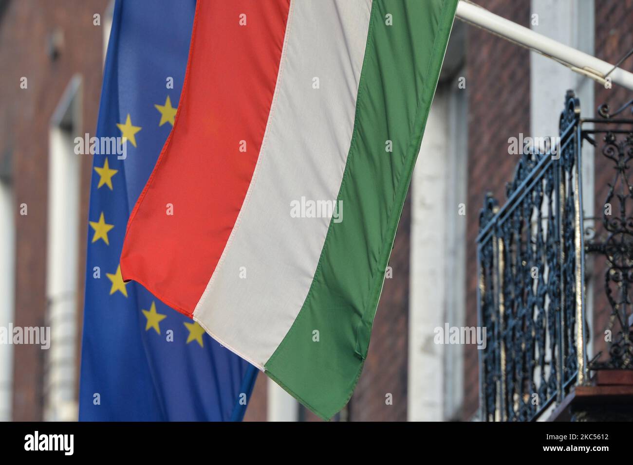 Drapeaux hongrois et européens à l'extérieur de l'ambassade de Hongrie à Dublin. Mercredi, 2 décembre 2020, à Dublin, Irlande. (Photo par Artur Widak/NurPhoto) Banque D'Images