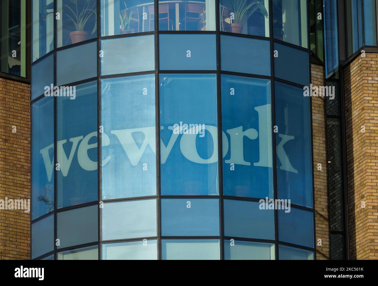 Bureaux WeWork à Dublin. WeWork est une société américaine qui fournit des espaces de travail partagés pour les start-up technologiques, les communautés de sous-culture et les services pour les entrepreneurs, les indépendants, les startups, les petites entreprises et les grandes entreprises. Mercredi, 2 décembre 2020, à Dublin, Irlande. (Photo par Artur Widak/NurPhoto) Banque D'Images